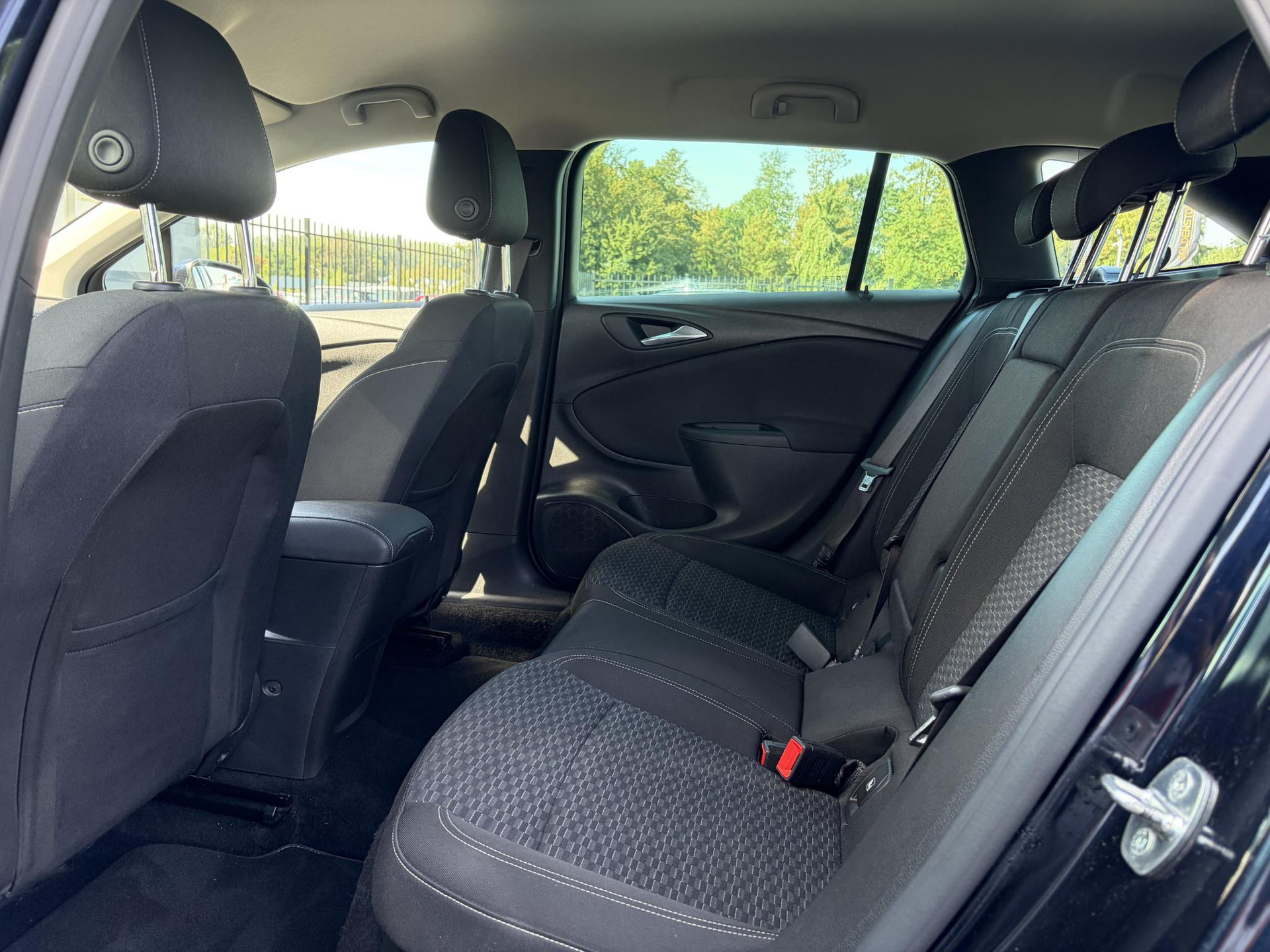 Opel Astra Sports Tourer 1.4 Turbo Online Edition ✓150pk✓2e Eigenaar✓Camera✓Carplay✓Navi✓Pdc V+A✓Stoelverw✓Stuurverw✓Clima✓Cruise✓Lm velgen✓6 Bak✓Comfortstoelen✓Dealer Onderhouden✓N.A.P✓Bj 12-2018✓Apk tot 01-2027