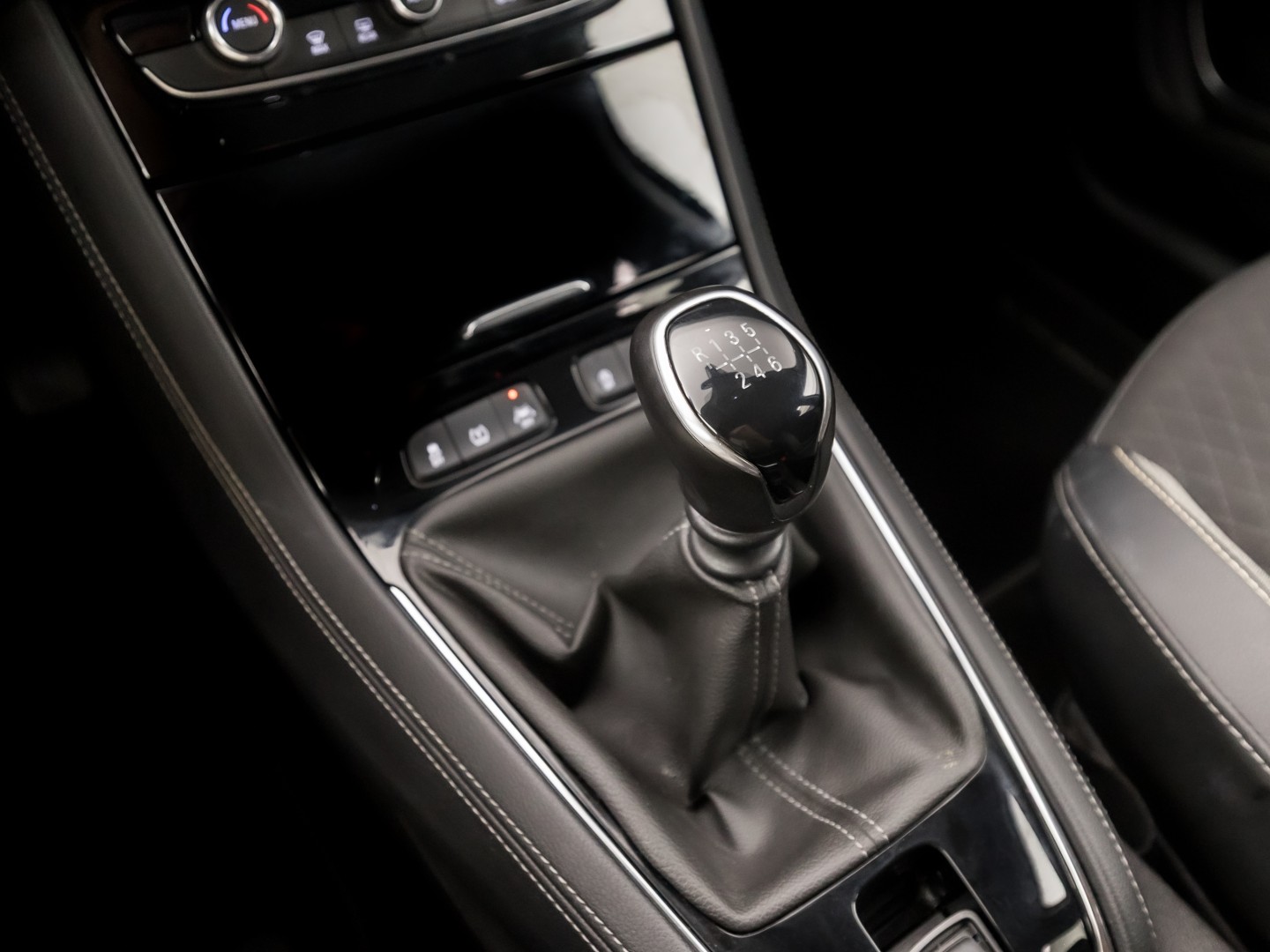 Opel Grandland X 1.2 Innovation Turbo Sport (APPLE CARPLAY, GROOT NAVI, CLIMATE, LEDER, CAMERA, SPORTSTOELEN, GETINT GLAS, CRUISE, NIEUWSTAAT)