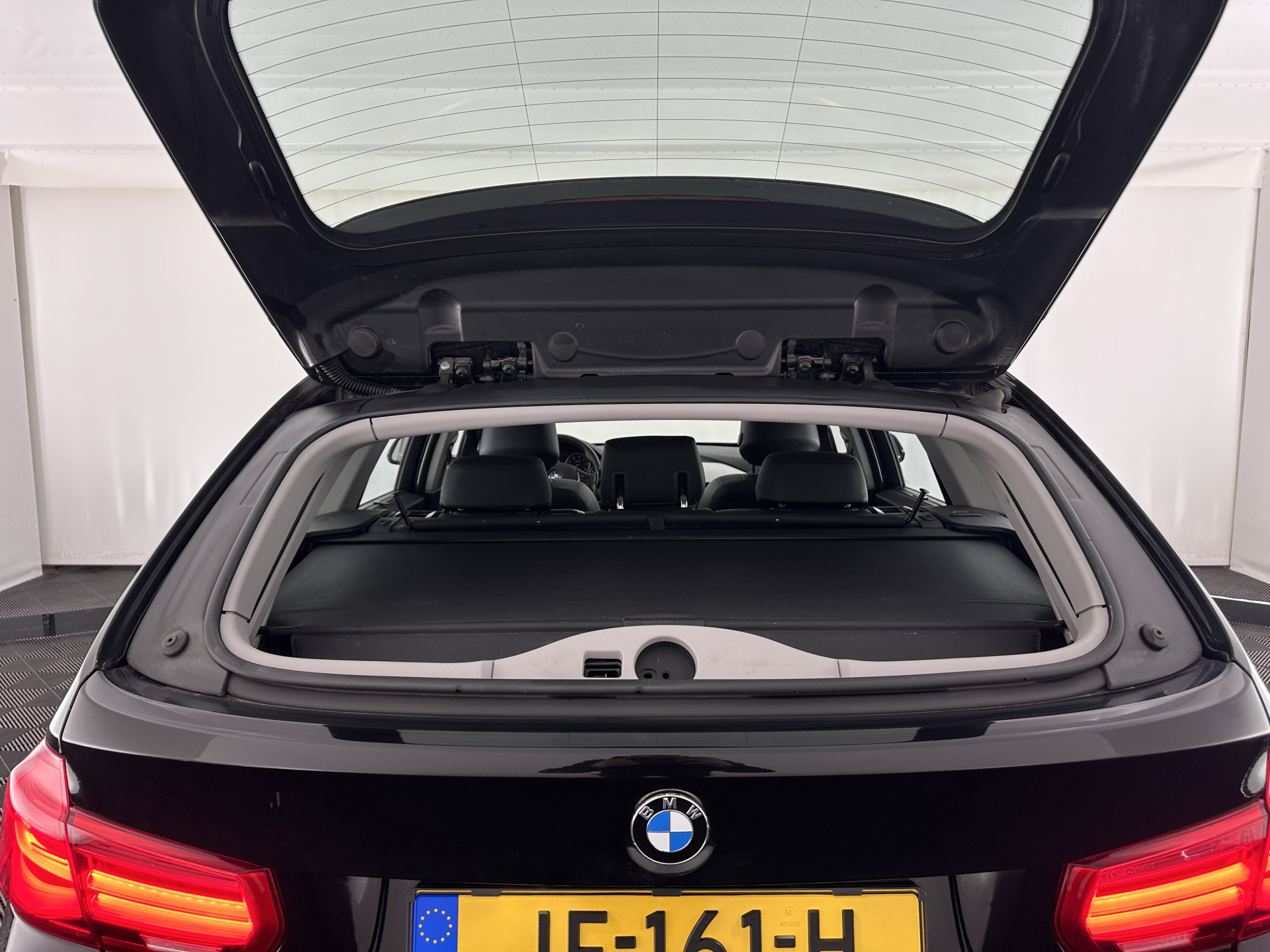 BMW 3-serie Touring 320d EDE Corporate Lease Essential Aut. *PANO | FULL-LEATHER | FULL-LED | NAVI-FULLMAP | HEATED-COMFORTSEATS | HIFI-SOUND | ECC | PDC | CRUISE | 16''ALU*