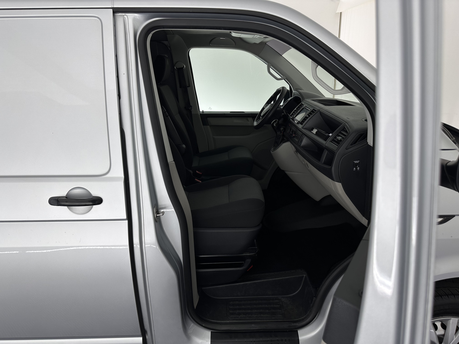 Volkswagen Transporter 2.0 TDI L1H2 Comfortline *NAVI-FULLMAP | AIRCO | CRUISE | CAMERA | INVENTER | DAB | PARKINGHEATER | COMFORTSEATS | PDC | TOWBAR*