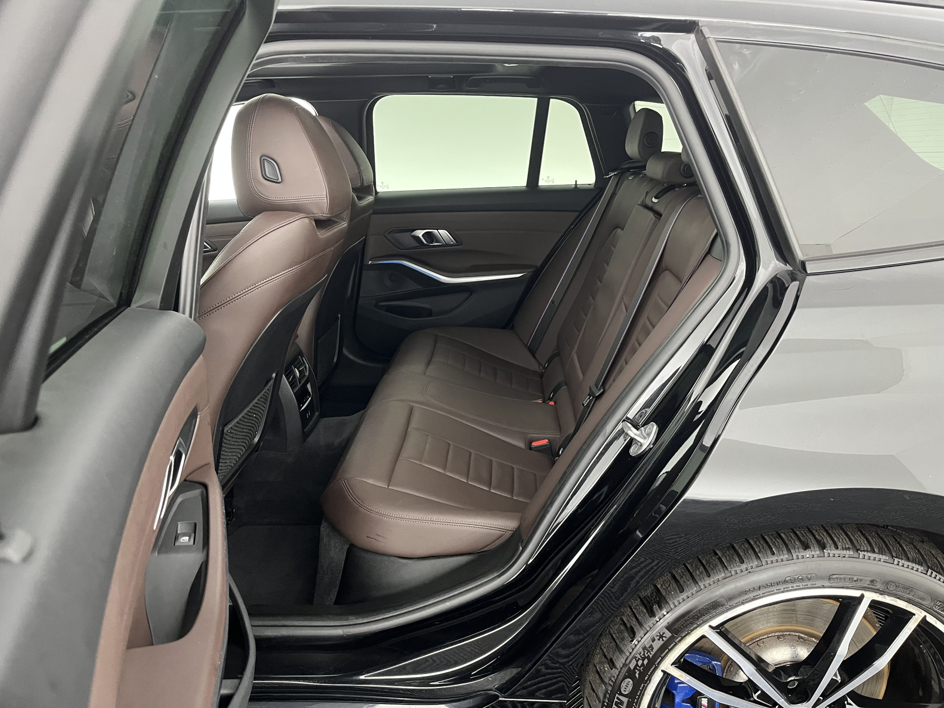 BMW 3-serie Touring 330e eDrive  M-Sportpack Edition (Plug-In) (INCL-BTW) *PANO | LEATHER | HEAD-UP | ADAPTIVE-CRUISE | FULL-LED | KEYLESS | DIGI-COCKPIT | HEATED-SPORTSEATS | CAMERA | HIFI-SOUND | PRIVACYGLASS | DAB+ | SHIFTPADDLES | NAVI-FULLMAP | 19"A