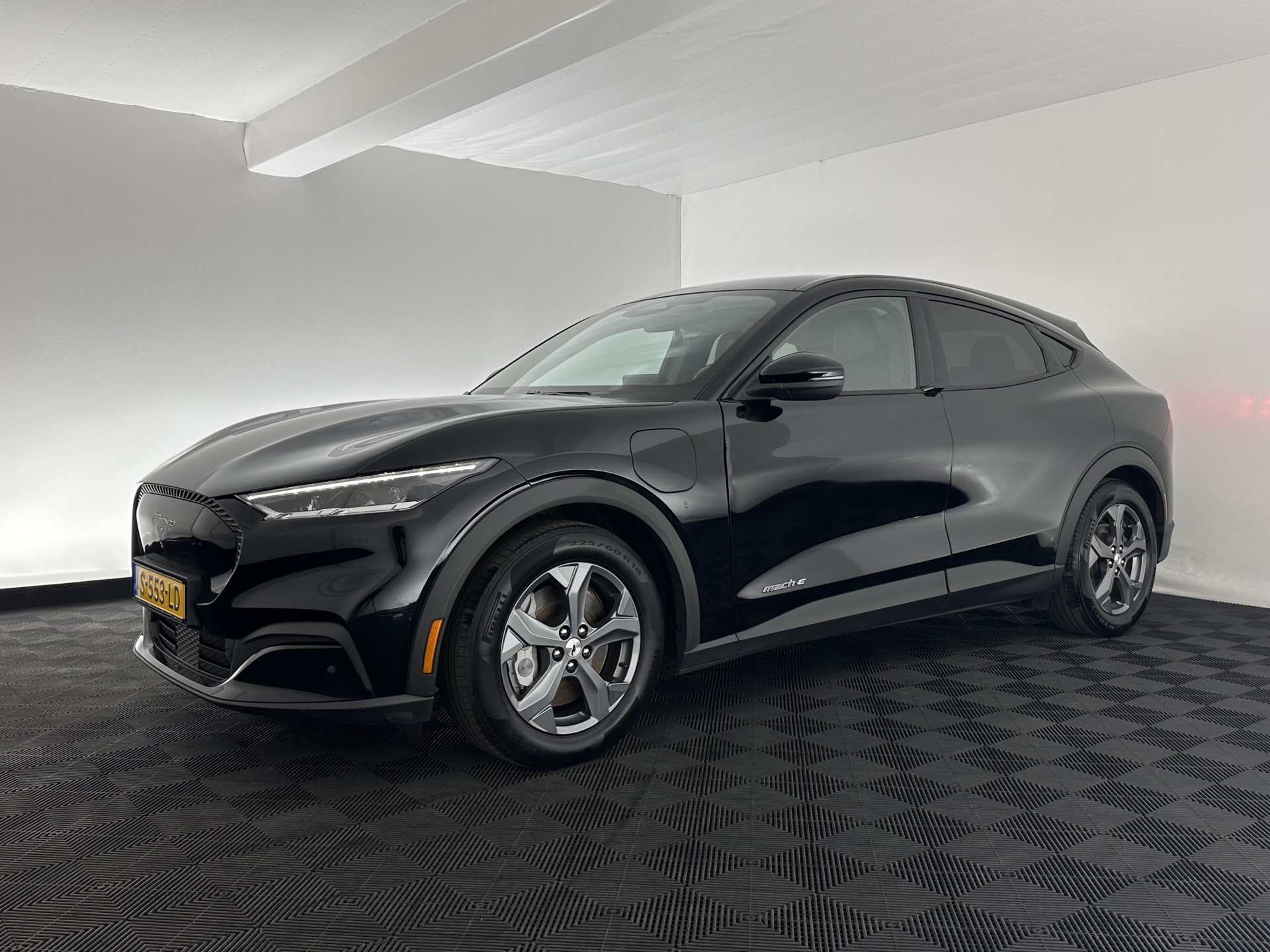 Ford Mustang Mach-E RWD 75 kWh [ 3-Fase-11kW] {SOH-89%} (INCL-BTW) *LEATHER | FULL-LED | DAB | DIGI-COCKPIT | KEYLESS | NAVI-FULLMAP | CARPLAY | HEATED-COMFORTSEATS | TOPVIEW | ADAPTIVE-CRUISE | PRIVACYGLASS | 18'' ALU*