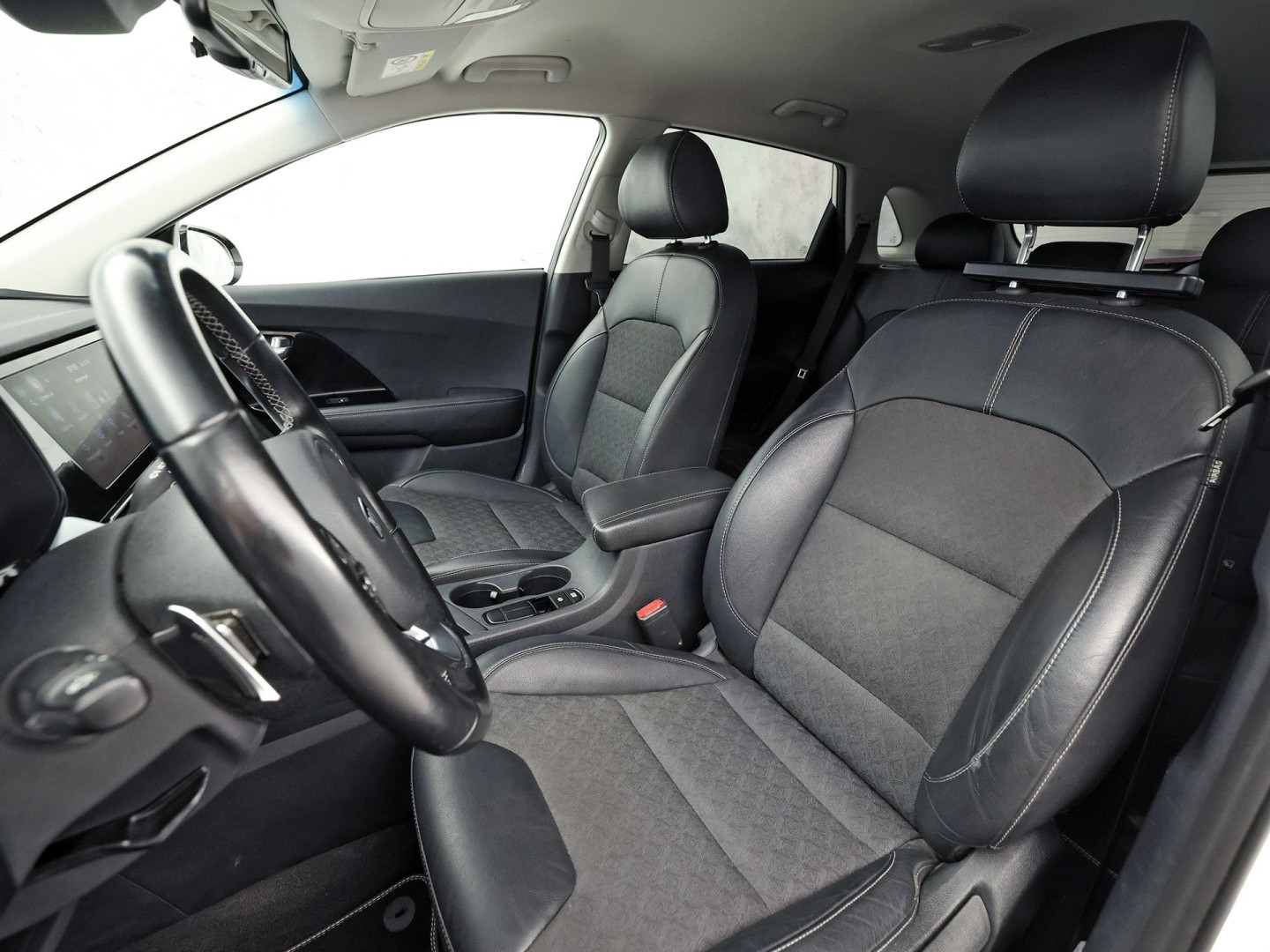 Kia Niro 1.6 GDi PHEV DynamicLine 141Pk Automaat (1e EIGENAAR, APPLE CARPLAY, GROOT NAVI, CAMERA, TREKHAAK, SPORTSTOELEN, ADAPTIVE CRUISE, GETINT GLAS, LEDER, NIEUWSTAAT)