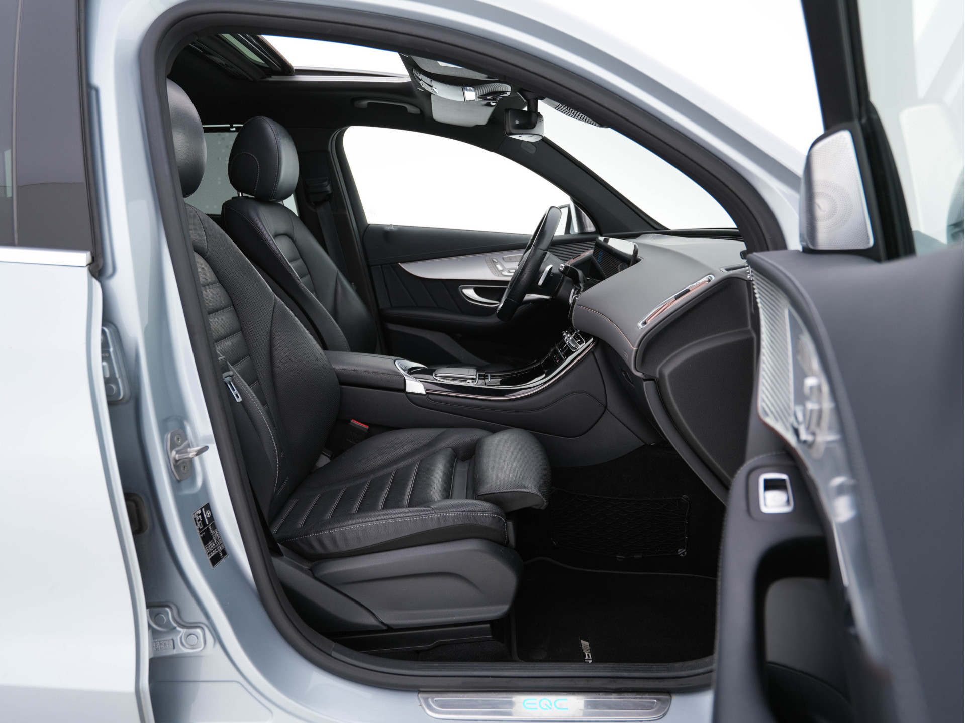 Mercedes-Benz EQC 400 4MATIC AMG-Pack Premium Plus 80 kWh (3-Fase) {SOH-94%} (INCL-BTW) *PANO | WIDESCREEN | HEAD-UP | DISTRONIC | MULTI-BEAM | BURMESTER-AUDIO | MEMORY-PACK | TOP-VIEW | KEYLESS | LEATHER | SPORT-SEATS | DAB+ | AMBIENT-LIGHT | 20''