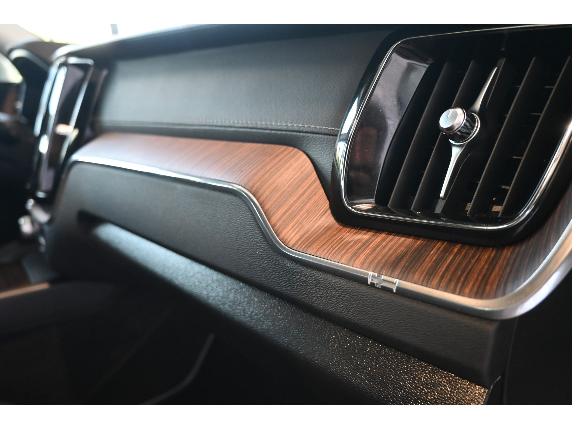 Volvo XC60 2.0 T8 Twin Engine AWD Inscription Harman/Kardon Navigatie Panoramadak Carplay Goed Onderhouden! Inruil Mogelijk!