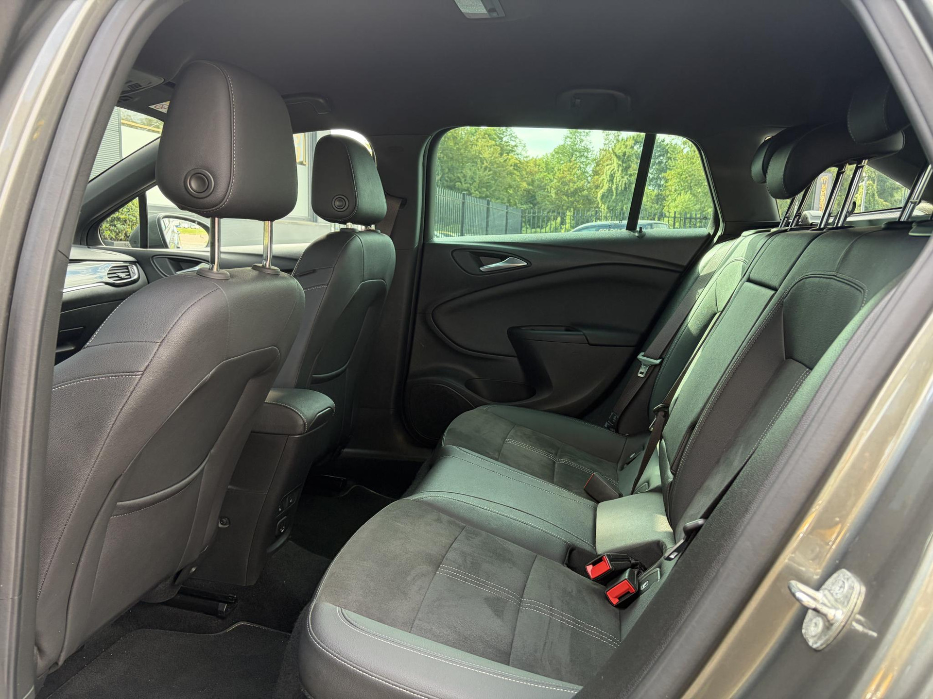 Opel Astra Sports Tourer 1.2 Ultimate ✓146pk✓Carplay✓Camera✓Stoelverw✓Stuurverw✓Keyless✓Pdc V+A✓Alcantara-Leder✓Clima✓Cruise✓6 Bak✓Rijstrooksensor✓Dodehoeksensor✓17''Lm velgen✓N.A.P✓Apk tot 11-2028