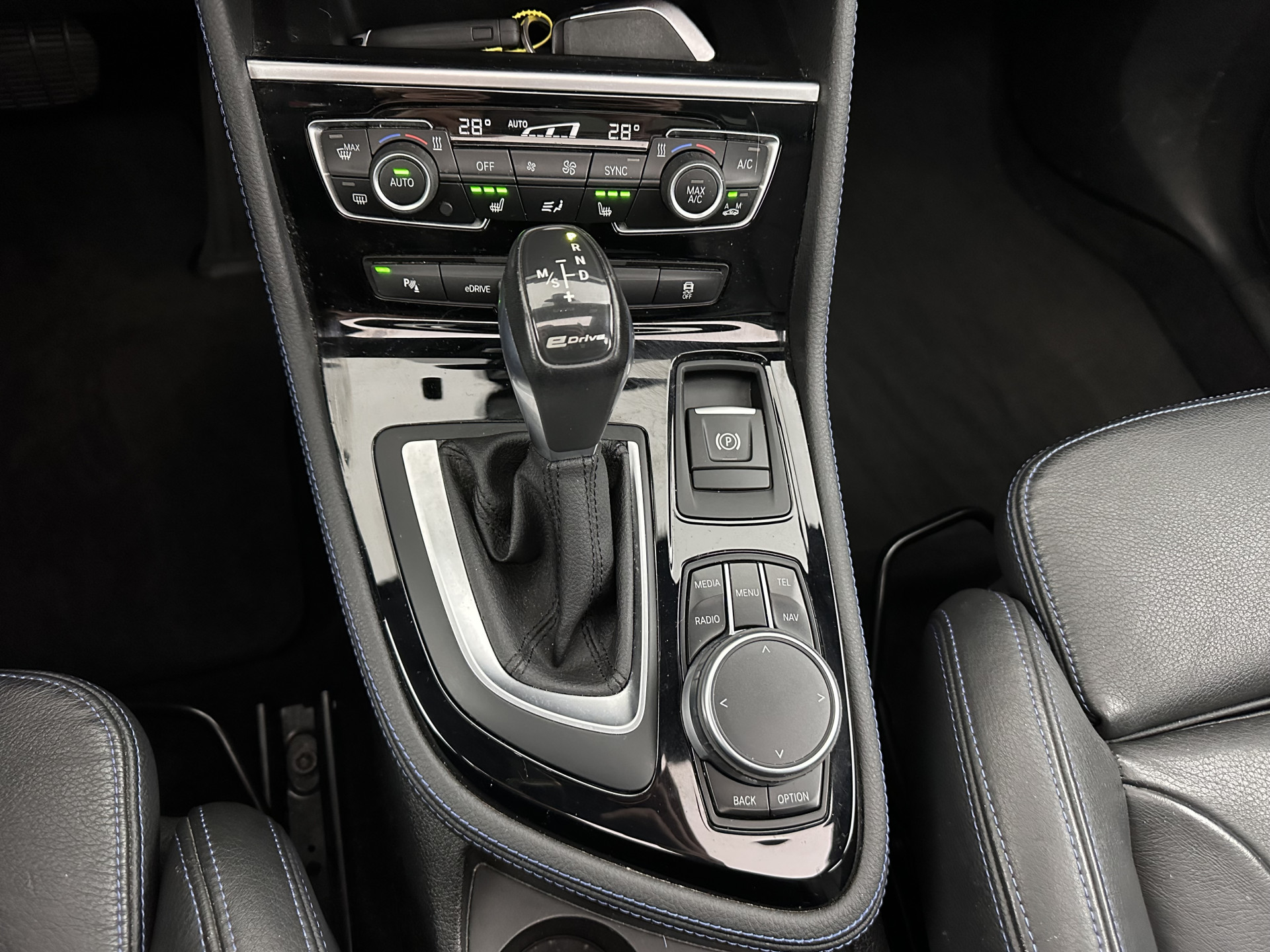 BMW 2-serie Active Tourer 225xe M-Sportpack iPerformance Centennial High Executiv (INCL-BTW) Aut. *PANO | HEAD-UP | LEATHER | FULL-LED | CAMERA | NAVI-FULLMAP | HEATED-SPORTSEATS | KEYLESS | ECC | PDC | CRUISE | 17''ALU*