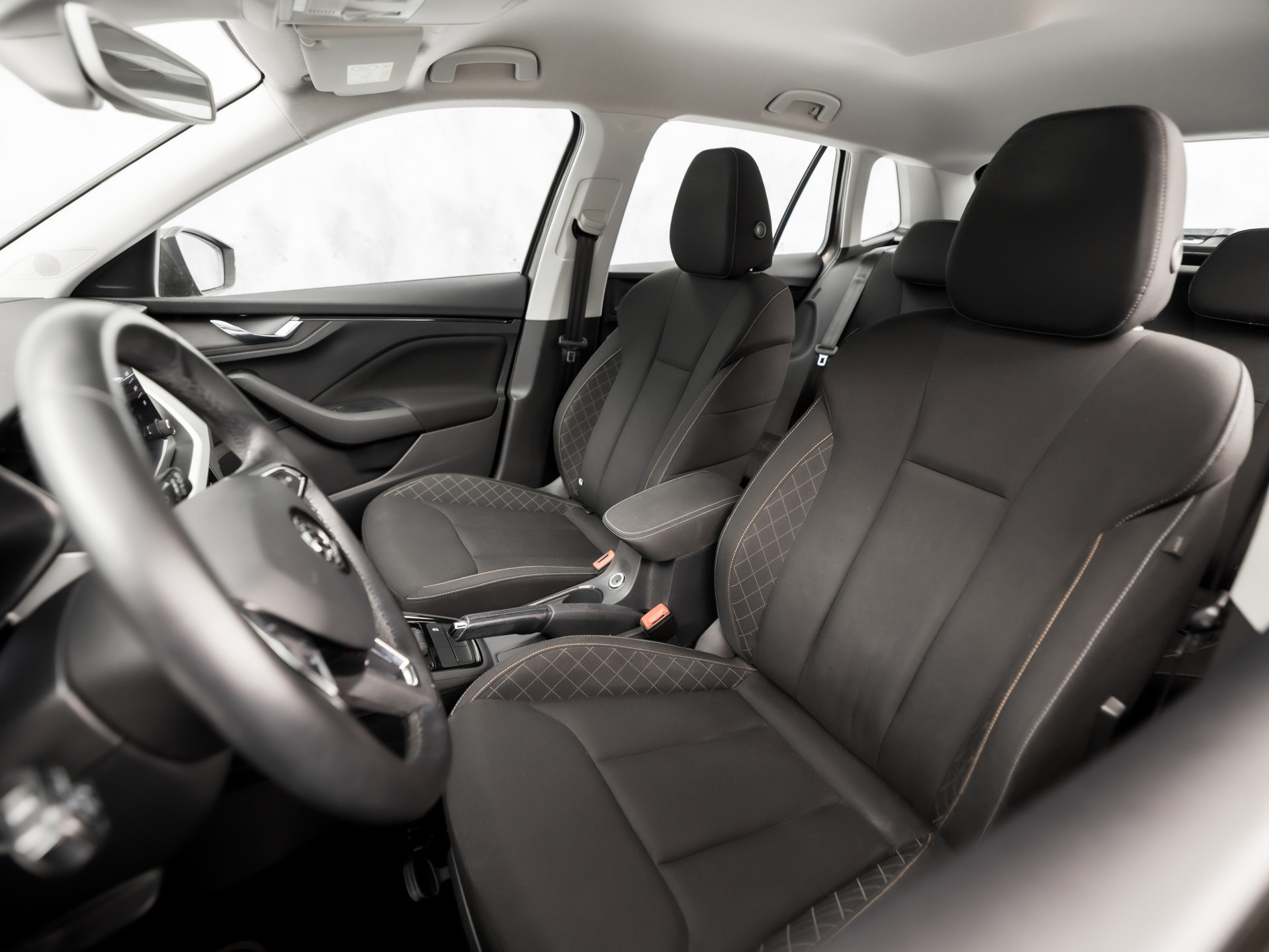 Škoda Kamiq 1.0 TSI Ambition Sport Automaat (APPLE CARPLAY, GROOT NAVI, CLIMATE, GETINT GLAS, STOELVERWARMING, SPORTSTOELEN, PARKEERSENSOREN, GETINT GLAS, NIEUWSTAAT)