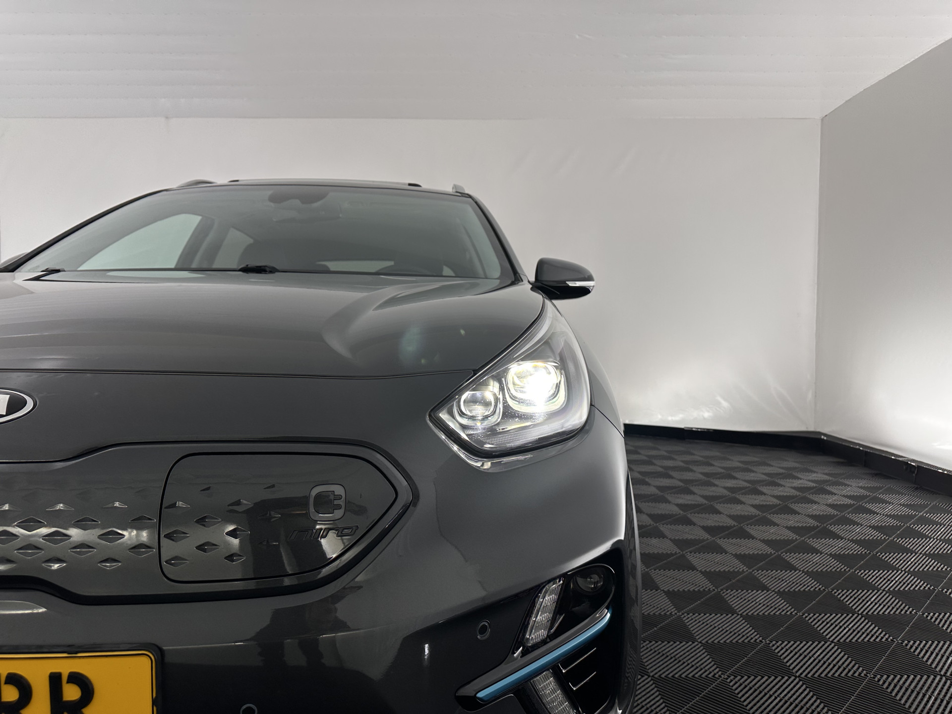 Kia e-Niro ExecutiveLine 64 kWh [ 3-Fase ] Aut. *PANO | LUXURY-LEATHER | JBL-AUDIO | FULL-LED | NAVI-FULLMAP | DAB | ADAPTIVE-CRUISE | CAMERA | MEMORY-PACK | LANE-ASSIST | CCS-FASTLOADER | KEYLESS | DIGI-COCKPIT | TOWBAR | 17"ALU*