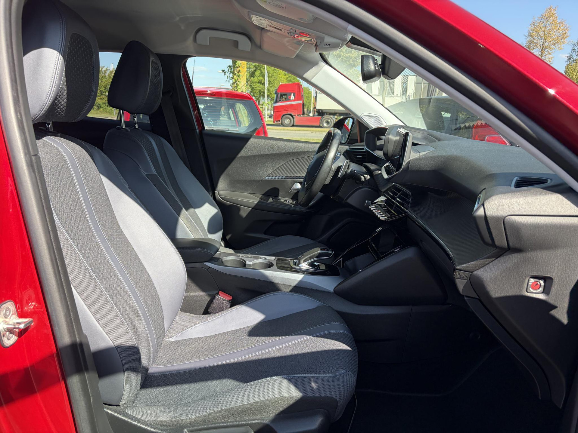 Peugeot 2008 1.2 PureTech Allure ✓Recent beurt gehad✓D-riem vv in 06-2025✓360° Camera✓Draadloze telefoonlader✓Carplay✓Keyless✓Automaat✓Trekhaak✓Halfleder✓Navi✓Clima✓Cruise✓131pk✓Lm velgen✓2e Eigenaar✓Pdc V+A✓Rijstrooksensor✓N.A.P✓Apk tot 04-2028