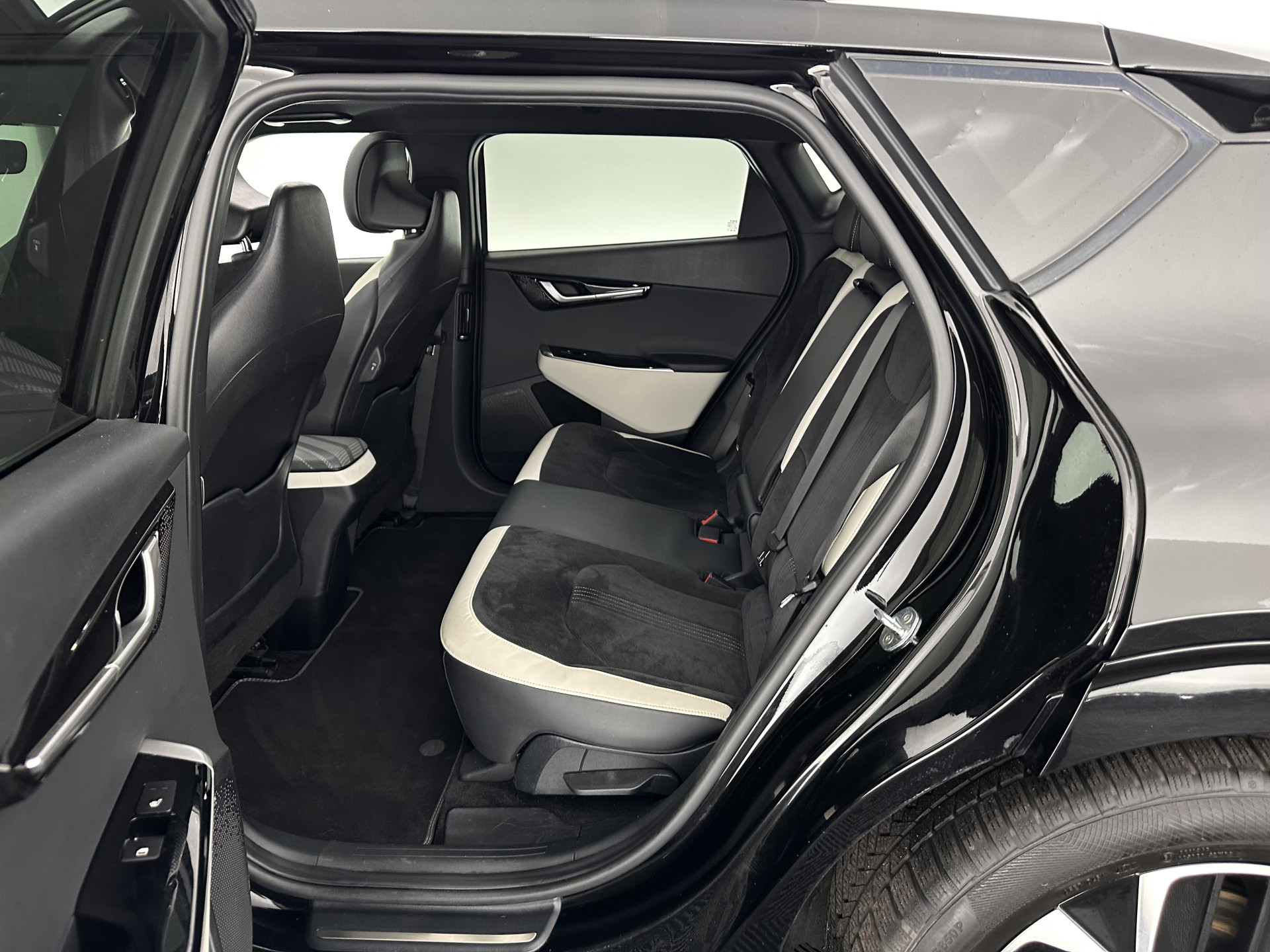 Kia EV6 GT-Line 77.4 kWh (3-Fase-11kW) {SOH-98%} (INCL-BTW) Aut. *HEATPUMP | PANO | HEAD-UP | LEATHER-ALCANTARA | ADAPTIVE-CRUISE | DIGI-COCKPIT | MERIDIAN-AUDIO | MEMORYPACK | FULL-LED | KEYLESS | TOPVIEW | DAB | BLINDSPOT | NAVI-FULLMAP |