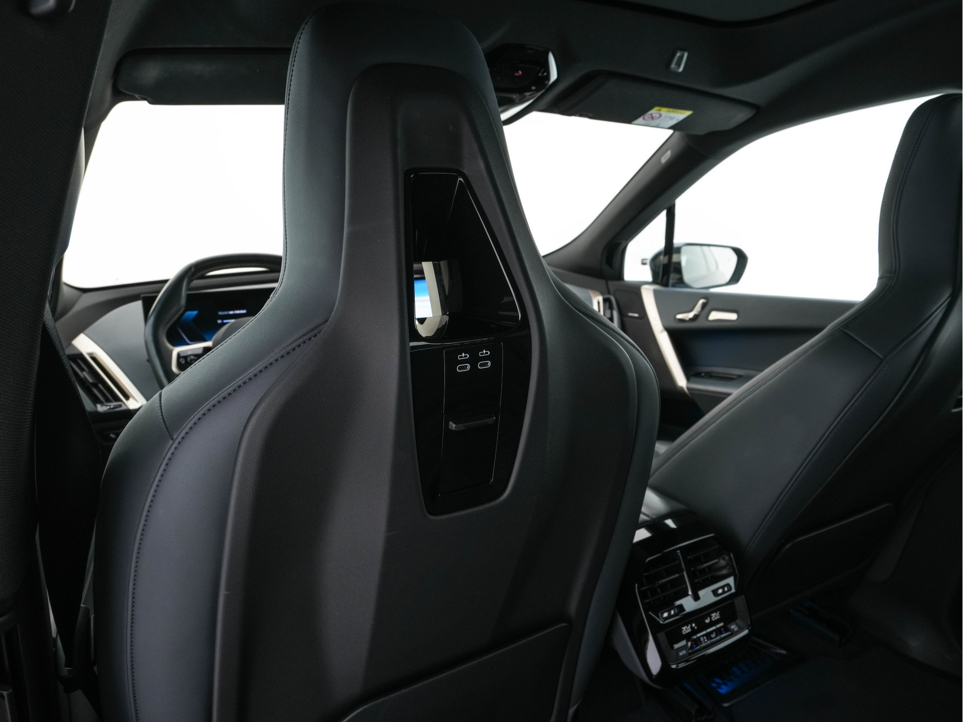 BMW iX xDrive40 High Executive 77 kWh ( 3-Fase ) {SOH-100%} (INCL-BTW) Aut. *PANO | HEAD-UP | HARMAN/KARDON-SURROUND | SOFT-CLOSE | DAB+ | DIGI-COCKPIT | HEATED-COMFORTSEATS | FULL-LED | CARPLAY | TOWBAR | AMBIENT-LIGHT | TOPVIEW | MEMORY-PACK |