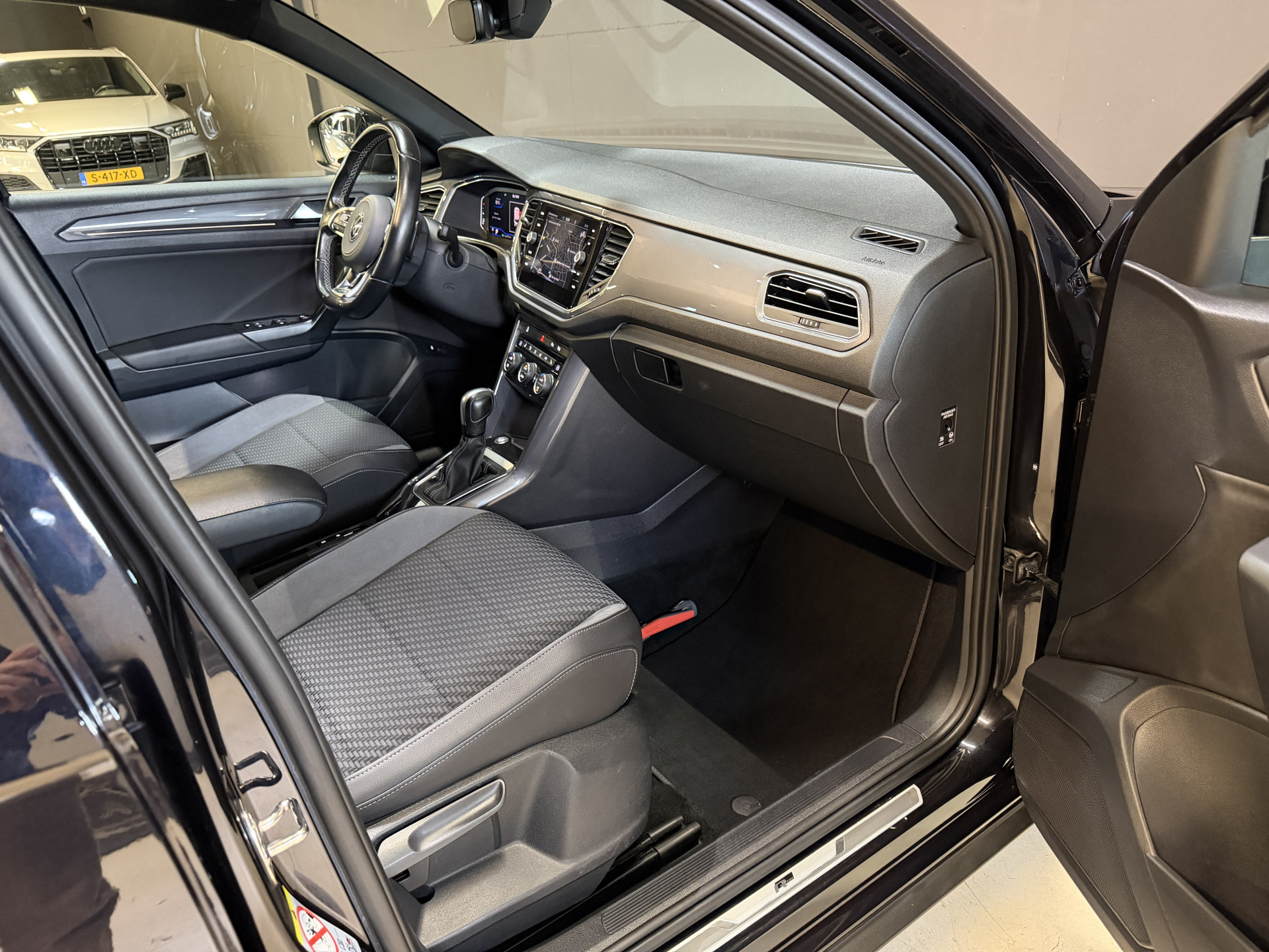 Volkswagen T-Roc 1.5 TSI Sport Business R | Pano | Camera | Stoelverw. | Adaptive cruise | Full LED | Dodehoeksensor