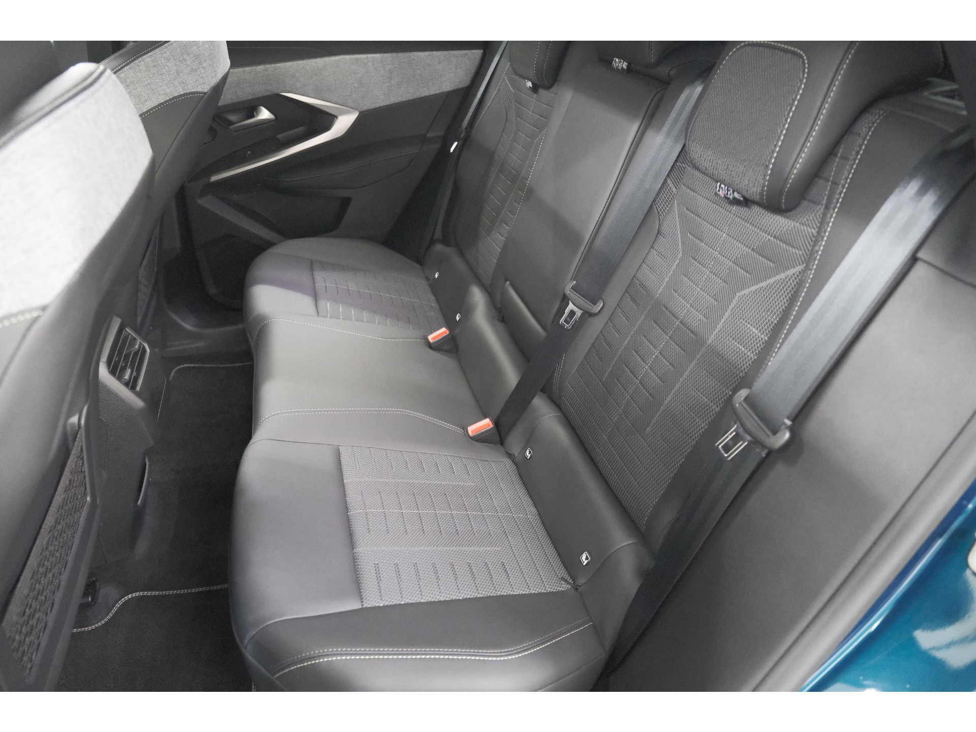 Peugeot 3008 1.2 Hybrid 136 GT | Panoramdak | 360 Camera | Stoelverwarming | Elektrische Kofferklep | Allseason Banden