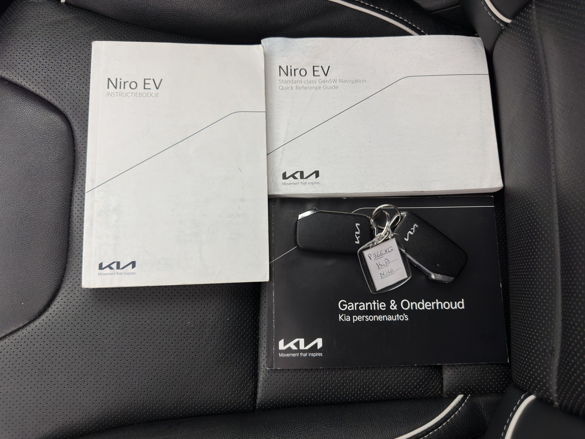 Kia e-Niro ExecutiveLine 64 kWh [ 3-Fase ] {SOH-100%} (INCL-BTW) Aut. *PANO | LEATHER | JBL-AUDIO | FULL-LED | NAVI-FULLMAP | DAB | ADAPTIVE-CRUISE | CAMERA | MEMORY-PACK | LANE-ASSIST | CCS-FASTLOADER | KEYLESS | DIGI-COCKPIT | 17"ALU*