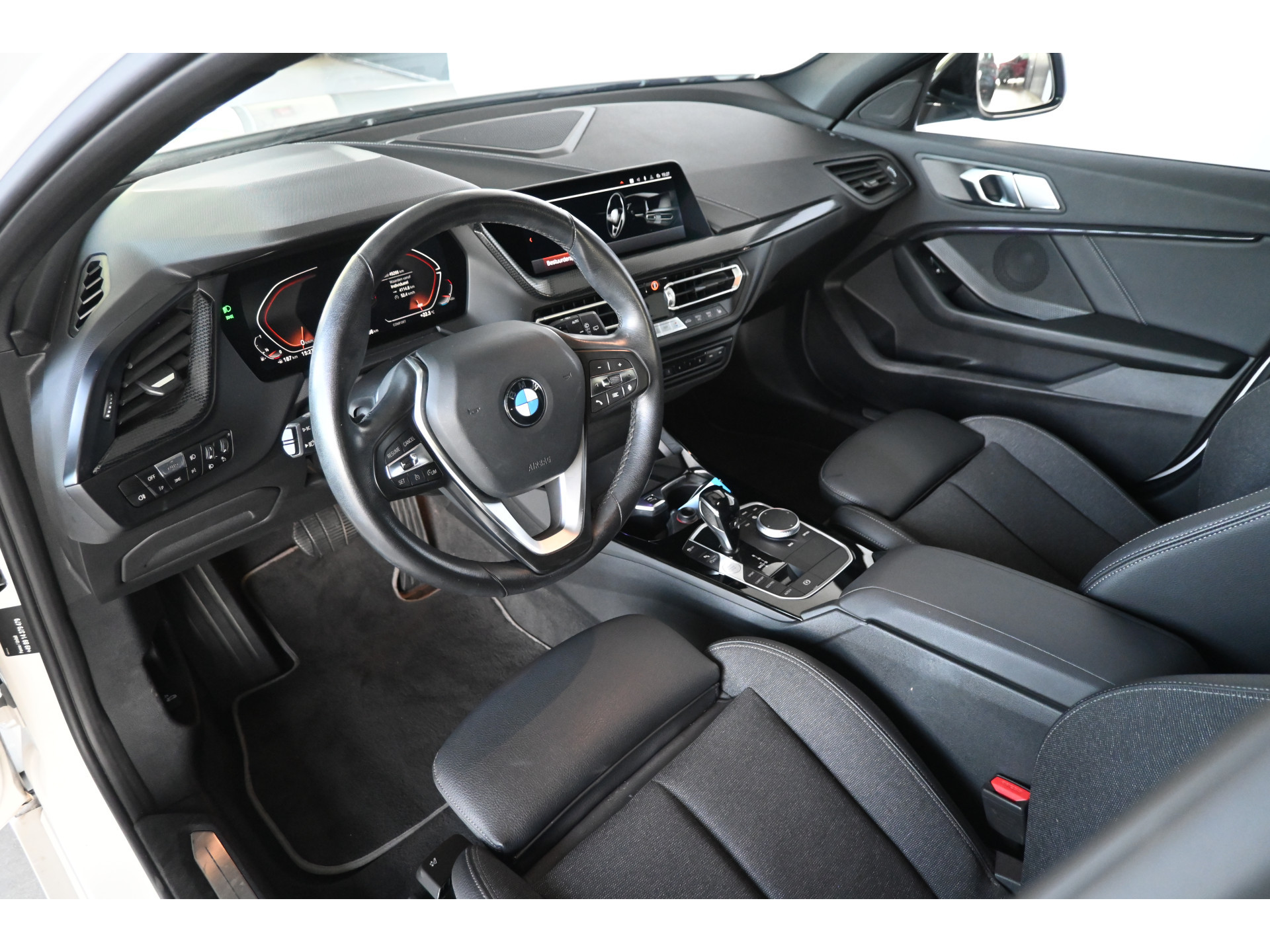 BMW 1-serie 118i High Executive Automaat Clima Virtual Cockpit LED Stoelverwarming CarPlay 100% Onderhouden! Inruil mogelijk!