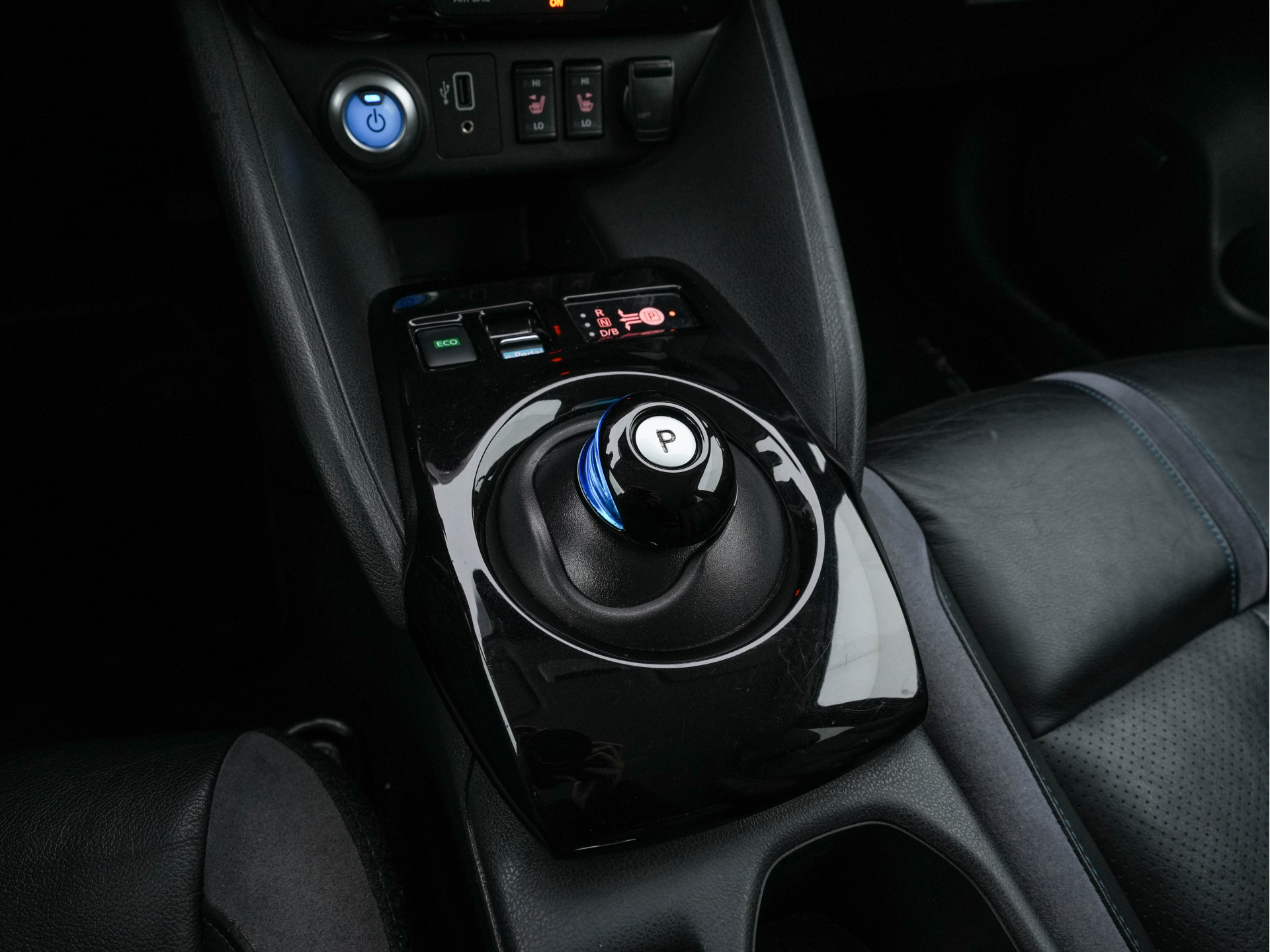 Nissan LEAF 3.Zero Limited Edition 62 kWh {SOH-93%} (INCL-BTW) Aut. *HEATPUMP | LEATHER | FULL-LED | DIGI-COCKPIT | TOPVIEW | BOSE-AUDIO | KEYLESS | DAB+ | BLINDSPOT | ECC | ADAPTIVE-CRUISE | PDC | HEATED-COMFORTSEATS | PRIVACYGLASS | 17"ALU*