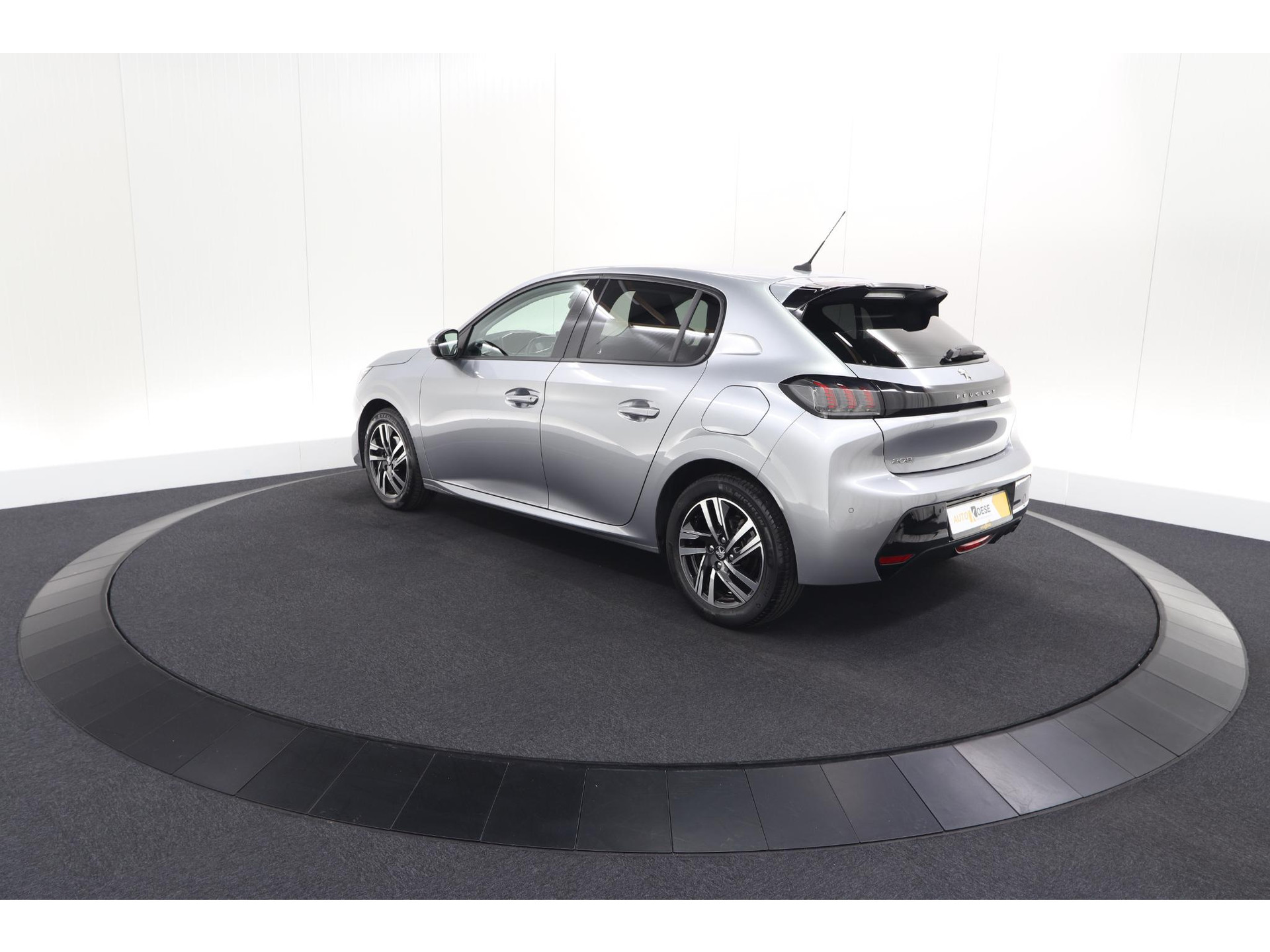 Peugeot 208 PureTech 100 EAT8 Allure | Adaptieve Cruise control |  Camera | Parkeersensoren voor + achter | Navigatie | Apple Carplay
