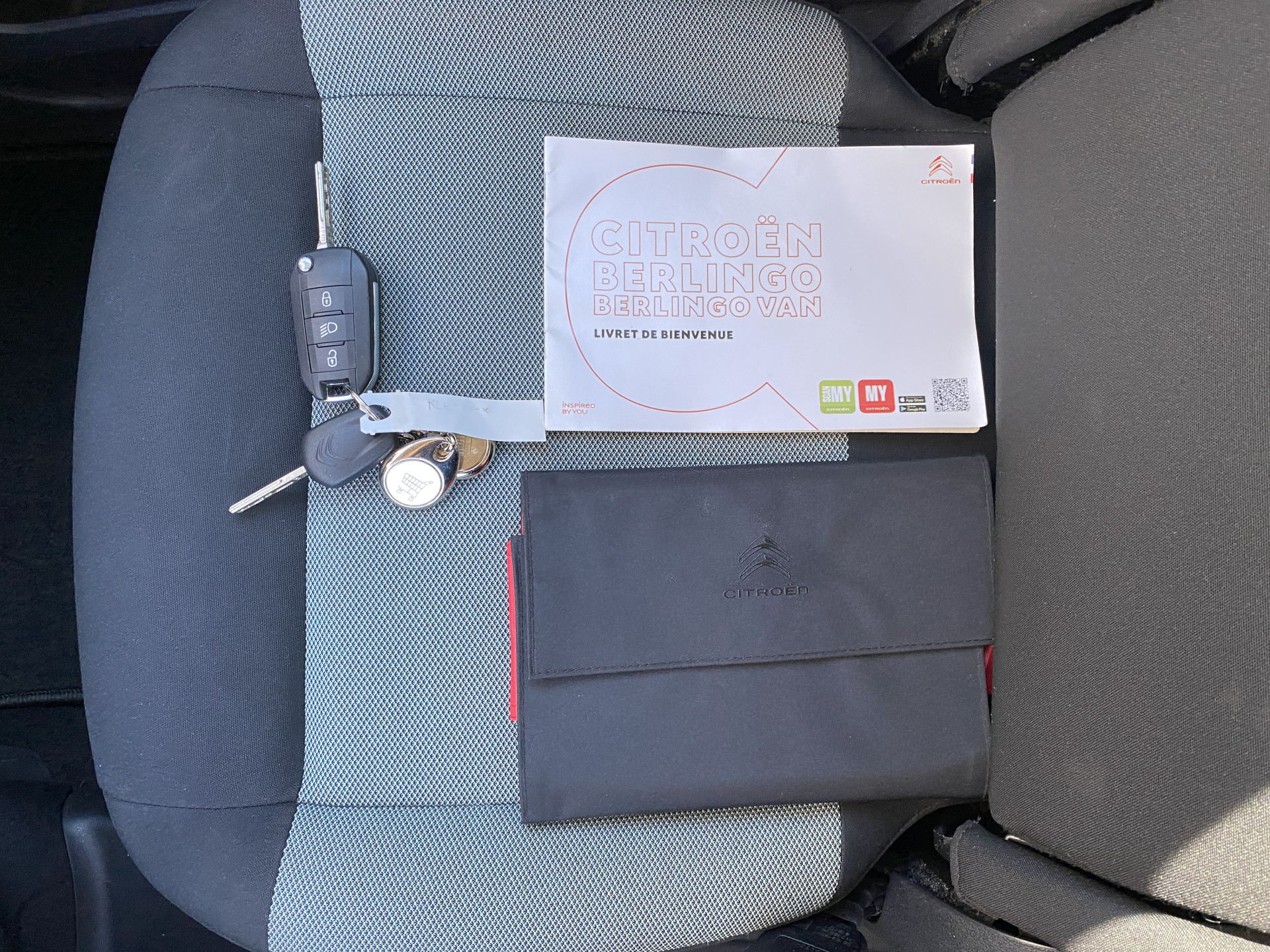 Citroën Berlingo 1.2 PureTech Feel | dealer onderh. | navigatie | cruise control | airco | parkeersensoren | all season banden
