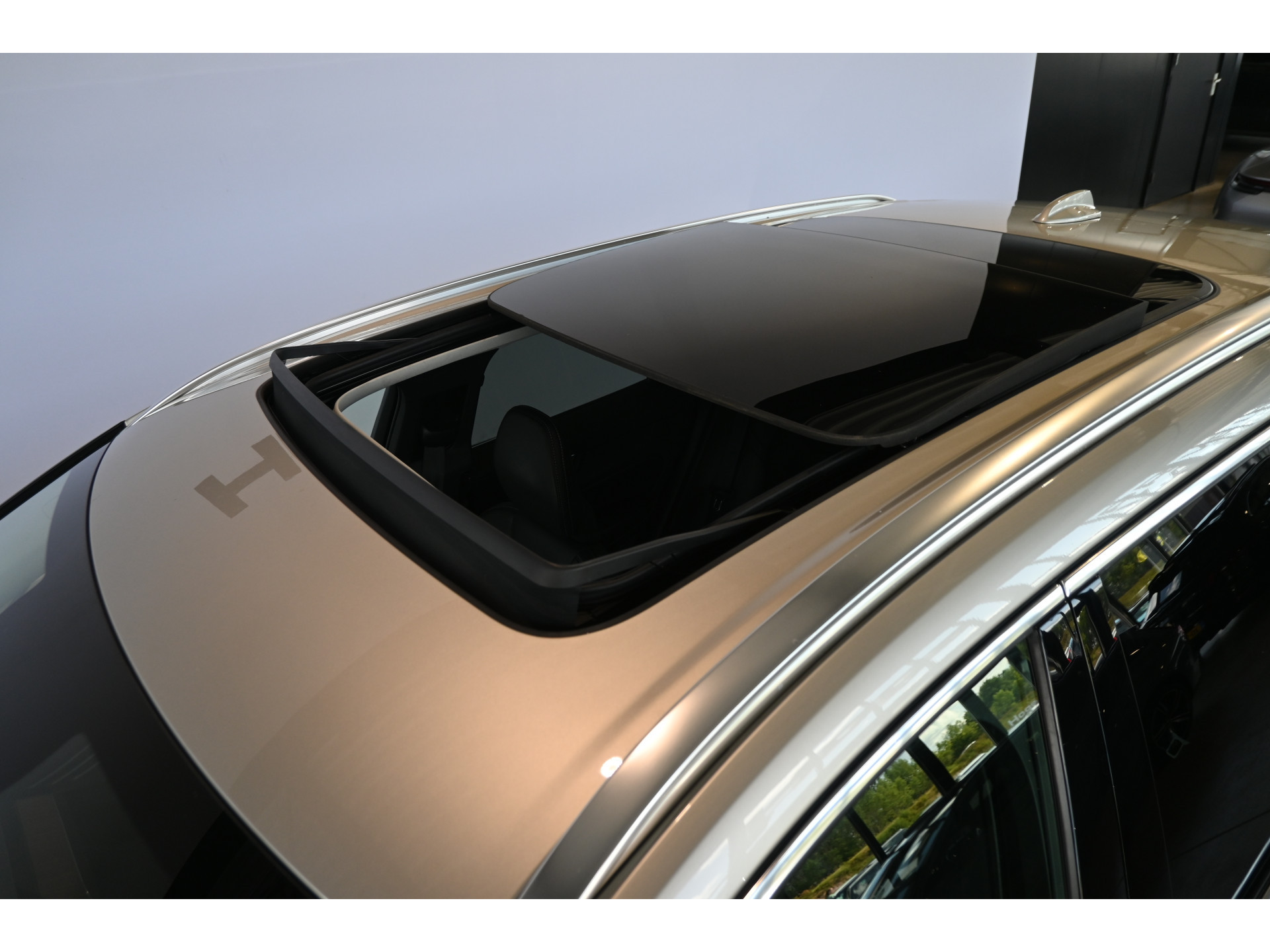 Volvo XC60 2.0 T8 Twin Engine AWD Inscription Harman/Kardon Navigatie Panoramadak Carplay Goed Onderhouden! Inruil Mogelijk!
