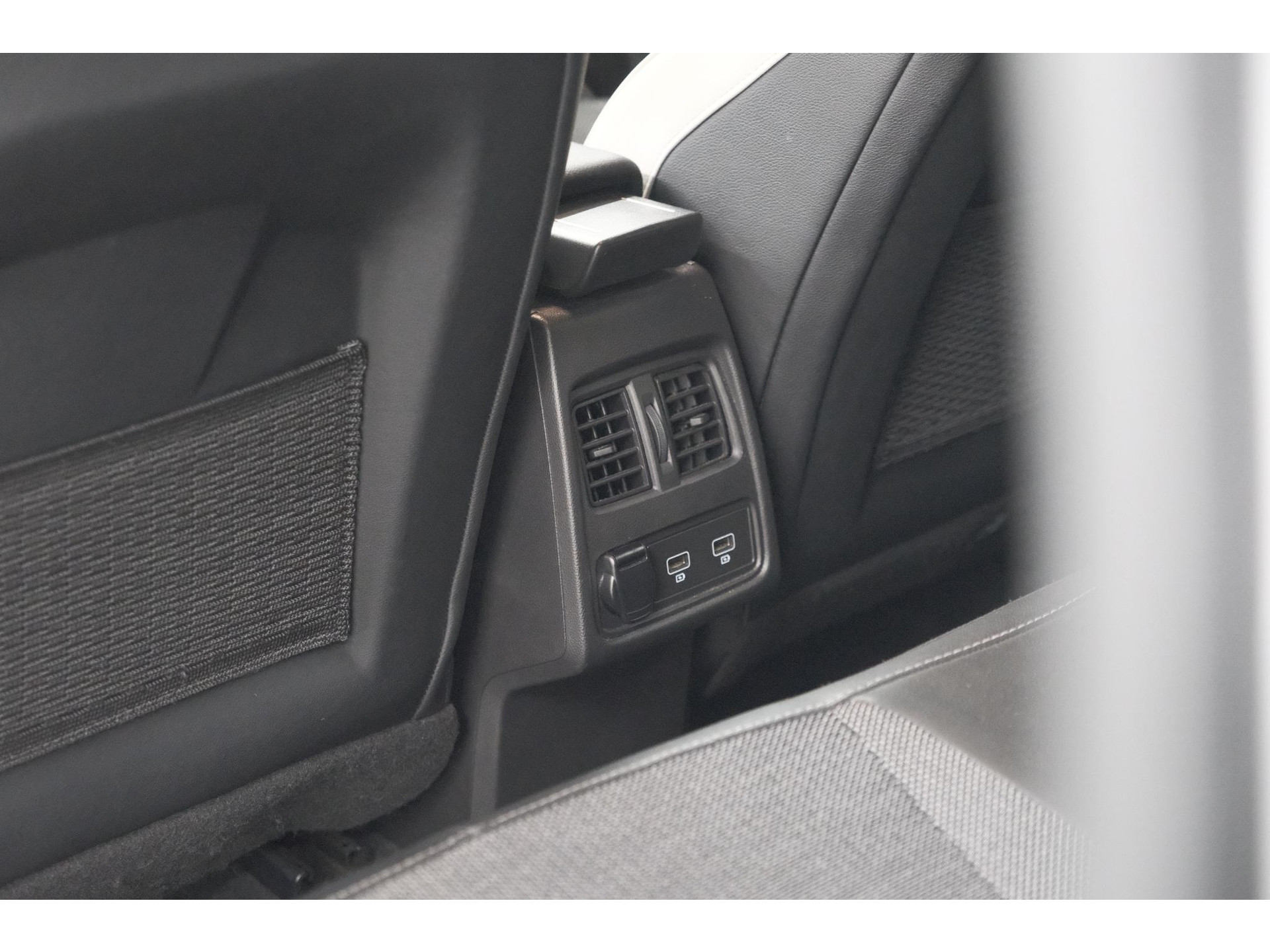 Renault Captur 1.6 E-Tech Plug-in Hybrid 160 Intens | Trekhaak | Camera | Adaptieve Cruise Control | Dodehoekdetectie