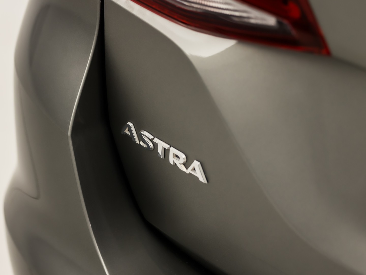 Opel Astra Sports Tourer 1.4 Turbo Innovation Sport 150Pk Automaat (APPLE CARPLAY, NAVIGATIE, CAMERA, STUUR/STOELVERWARMING, SPORTSTOELEN, ADAPTIVE CRUISE, LM VELGEN, NIEUWSTAAT)