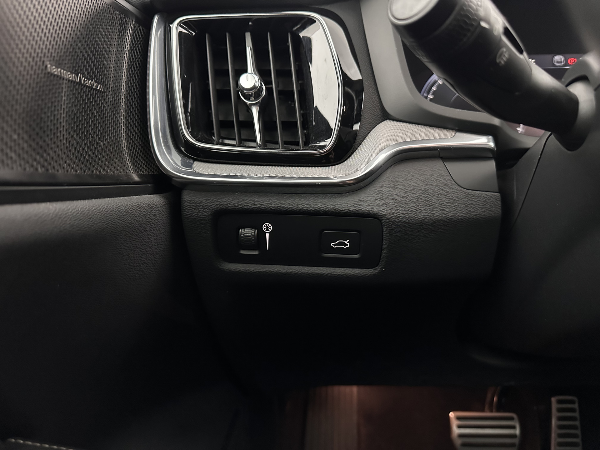 Volvo S60 2.0 B3 R-Design Black Edition (INCL-BTW) Aut. *FULL-LED | LEATHER | HEATED-R-SPORTSEATS | HARMAN/KARDON | MEMORY-PACK | CAMERA | NAVI-FULLMAP | ECC | PRIVACYGLASS | PDC | CRUISE | LANE-ASIST | DAB | DIGI-COCKPIT | TOWBAR