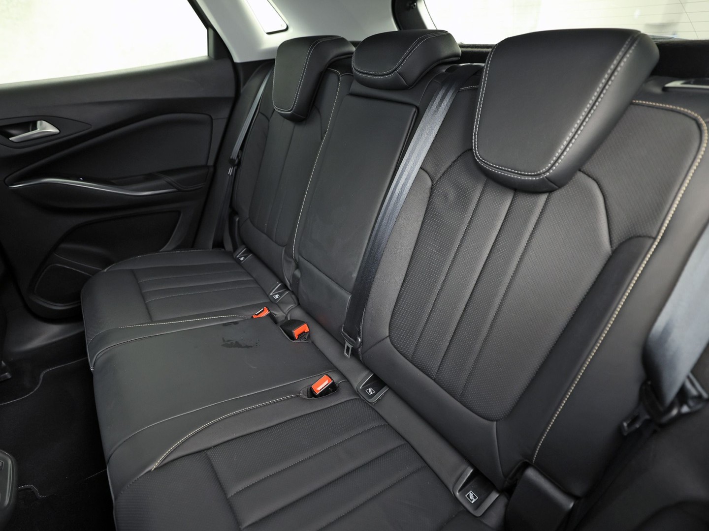 Opel Grandland X 1.2 Turbo Ultimate Sport Automaat (APPLE CARPLAY, MEMORY SEAT, STOELVERWARMING/KOELING, 360 CAMERA, STUURWIEL VERWARMD, KEYLESS, GETINT GLAS, NIEUWSTAAT)