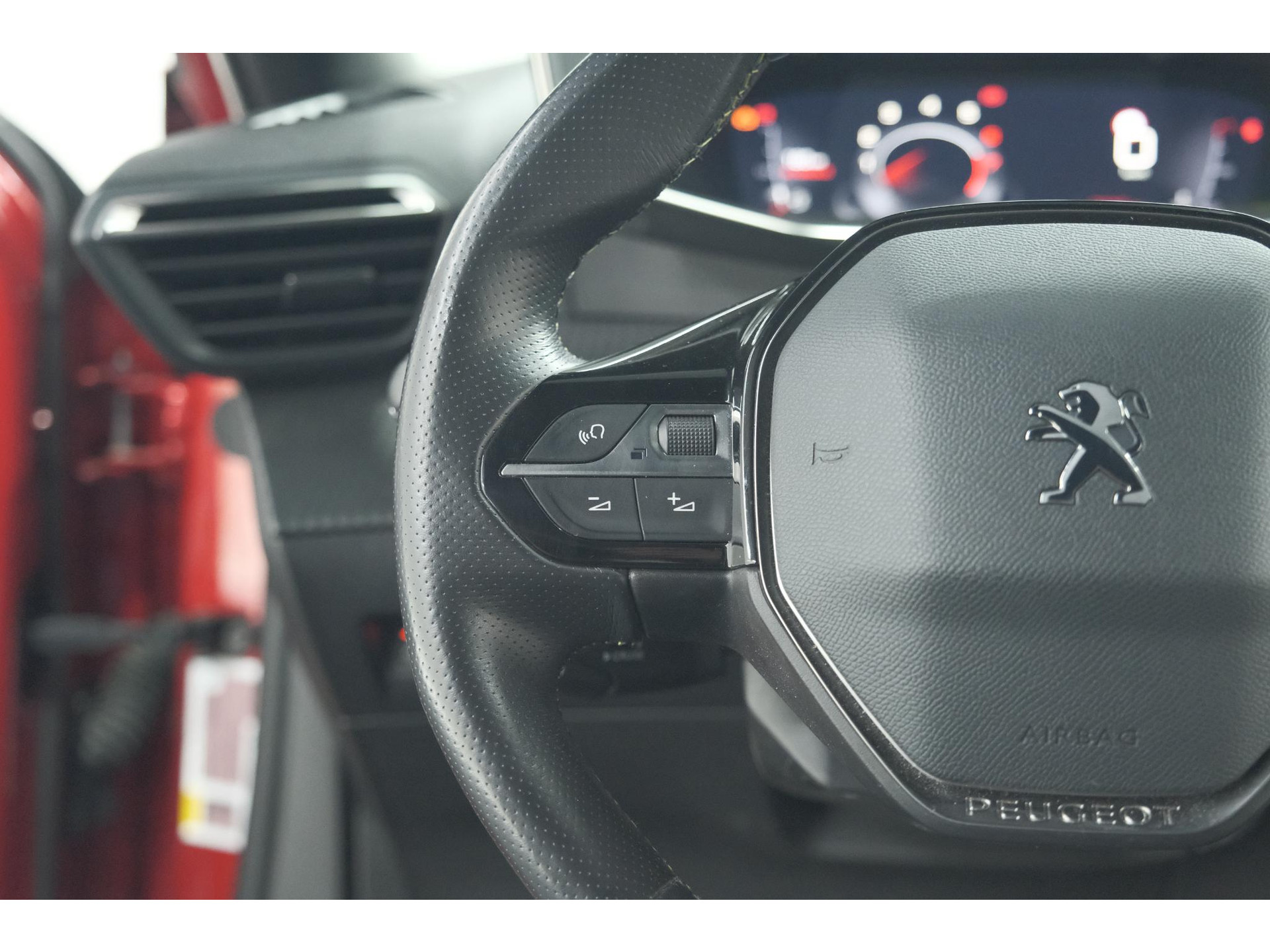 Peugeot 2008 PureTech 130 GT-Line | Trekhaak | Camera | Apple Carplay | Parkeersensoren