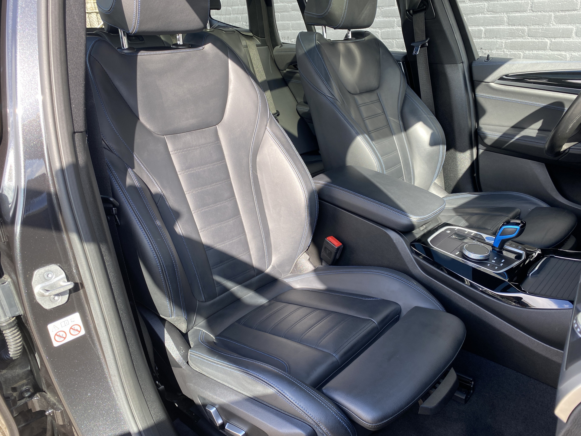 BMW iX3 M Sport High Executive 80 kWh | 1e eigenaar | dealer onderhouden | panoramadak | leder interieur | SOH accu 99.5%