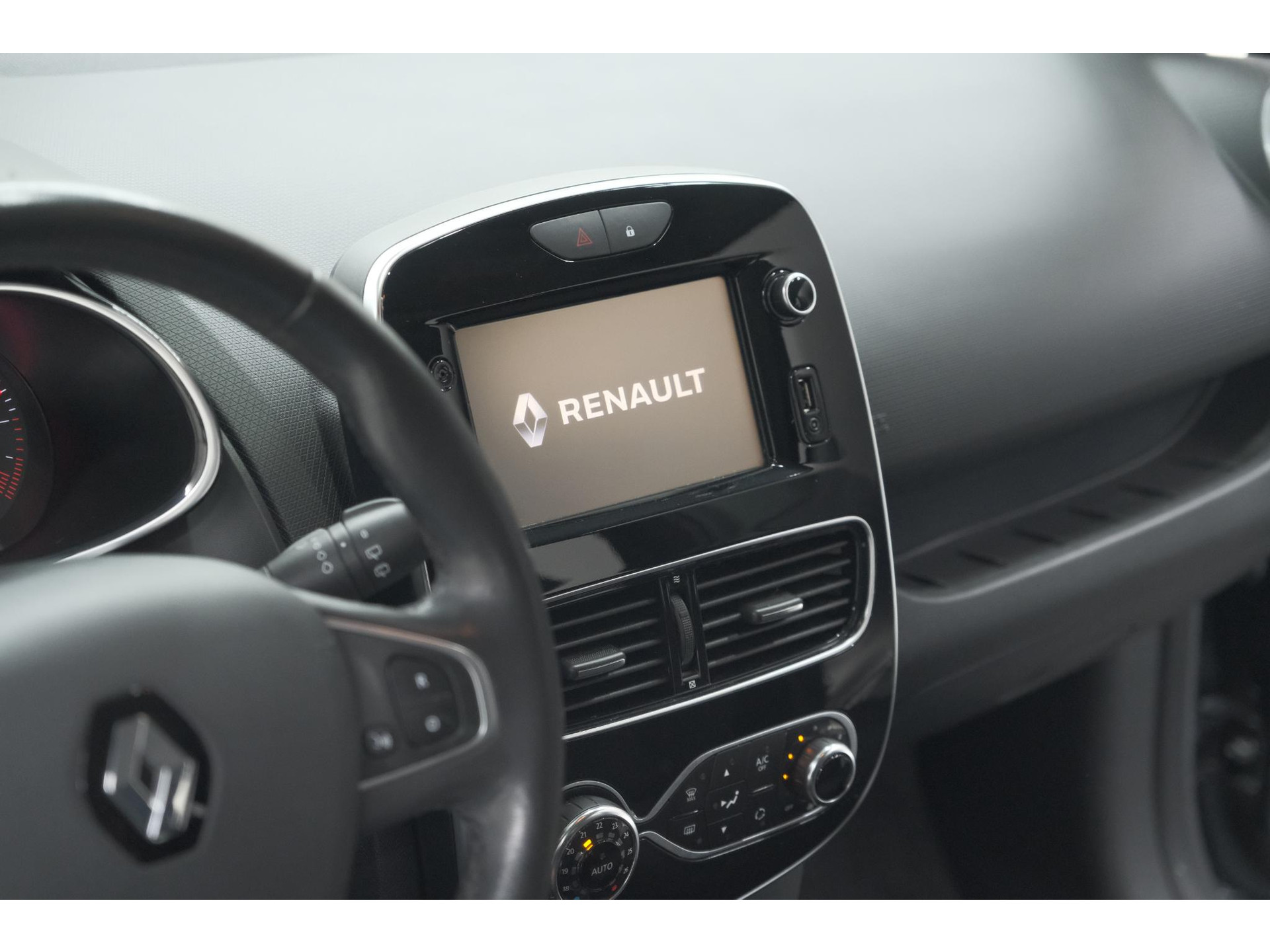 Renault Clio 1.2 Limited | Trekhaak | Navigatie | Parkeersensoren | Climate Control
