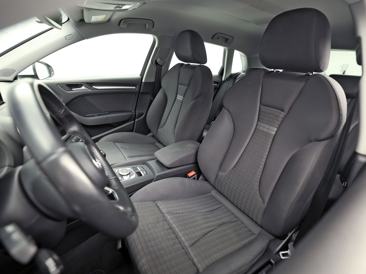 Audi A3 Sportback 1.0 TFSI Sport (GROOT NAVI, DYNAMISCHE KNIPPERLICHTEN, PARKEERSENSOREN, SPORTSTOELEN, CRUISE, LM VELGEN, BLUETOOTH, NIEUWSTAAT)
