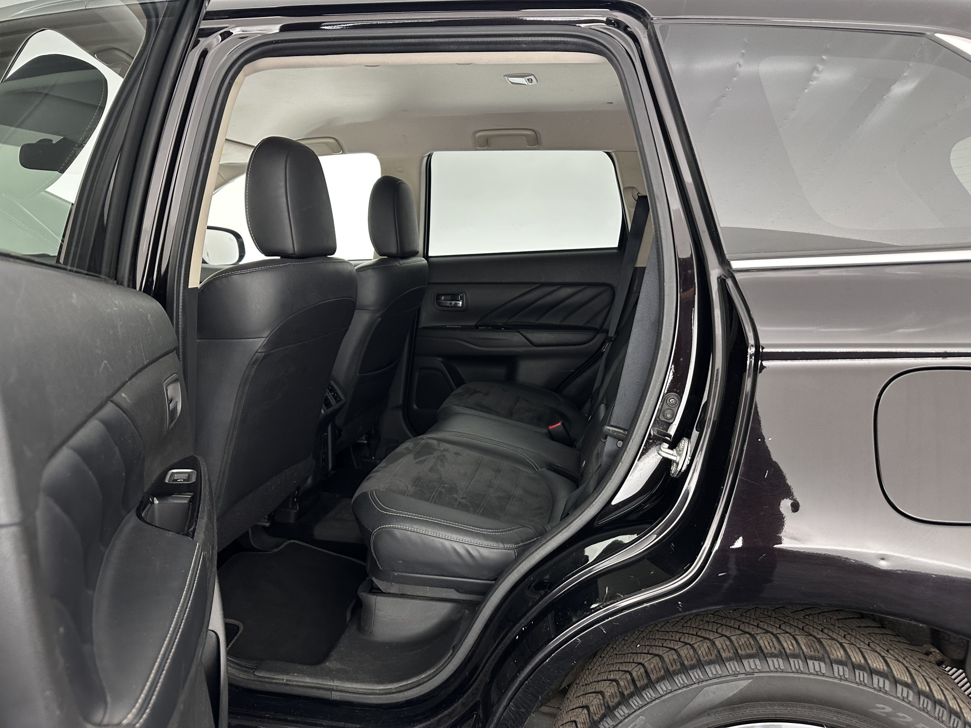 Mitsubishi Outlander 2.4 PHEV Intense AWD (Plug-in) (INCL-BTW) *LEATHER-ALCANTARA | FULL-LED | KEYLESS | BLINDSPOT | CAMERA | HEATED-COMFORTSEATS | ECC | SHIFTPADDLES | PDC | CRUISE | PRIVACYGLASS | DAB | TOWBAR | CARPLAY | 18''ALU*