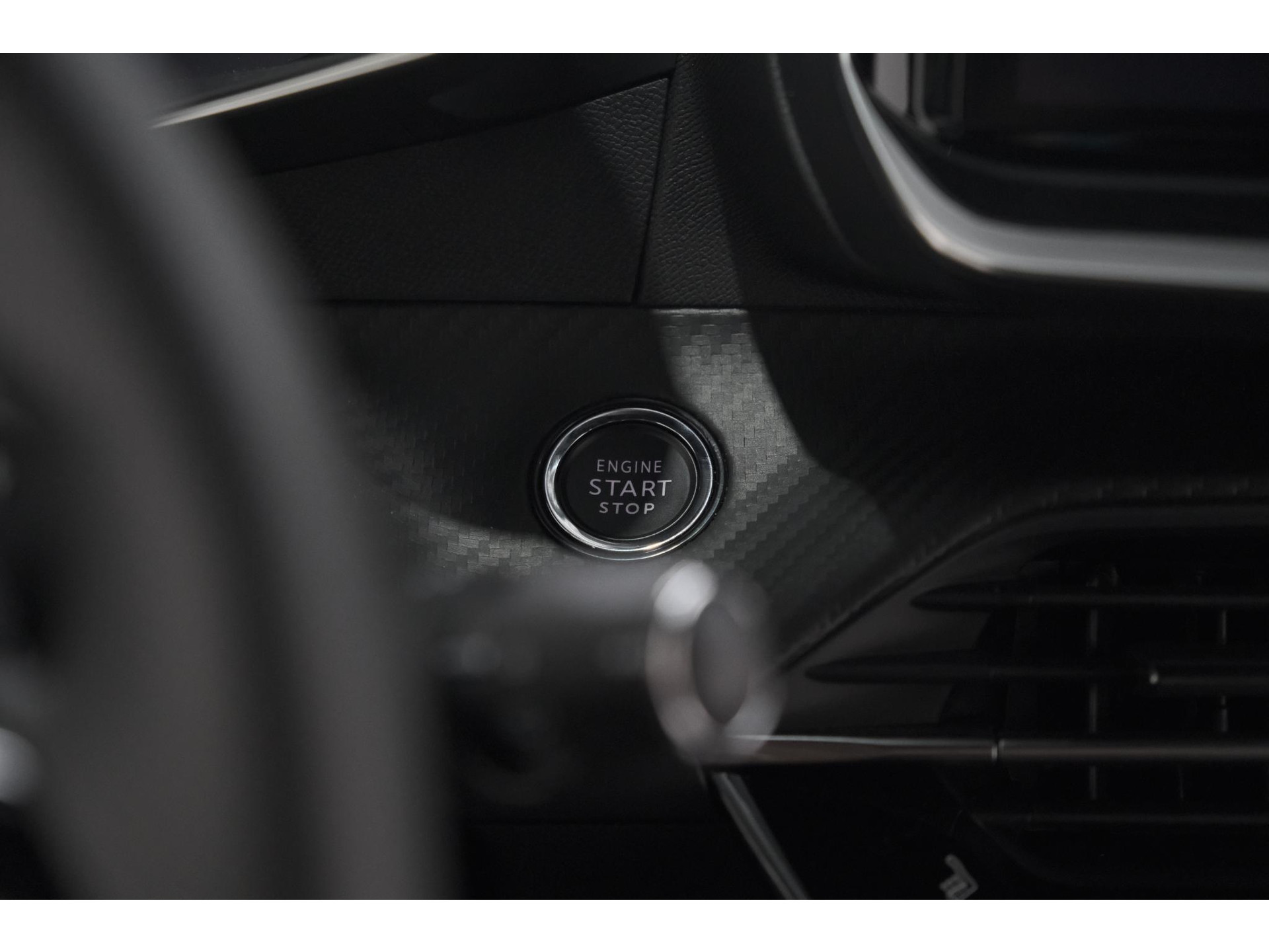 Peugeot 2008 PureTech 130 EAT8 GT | 360 Camera | Stoelmassage | Adaptieve Cruise Control | Dodehoekdetectie