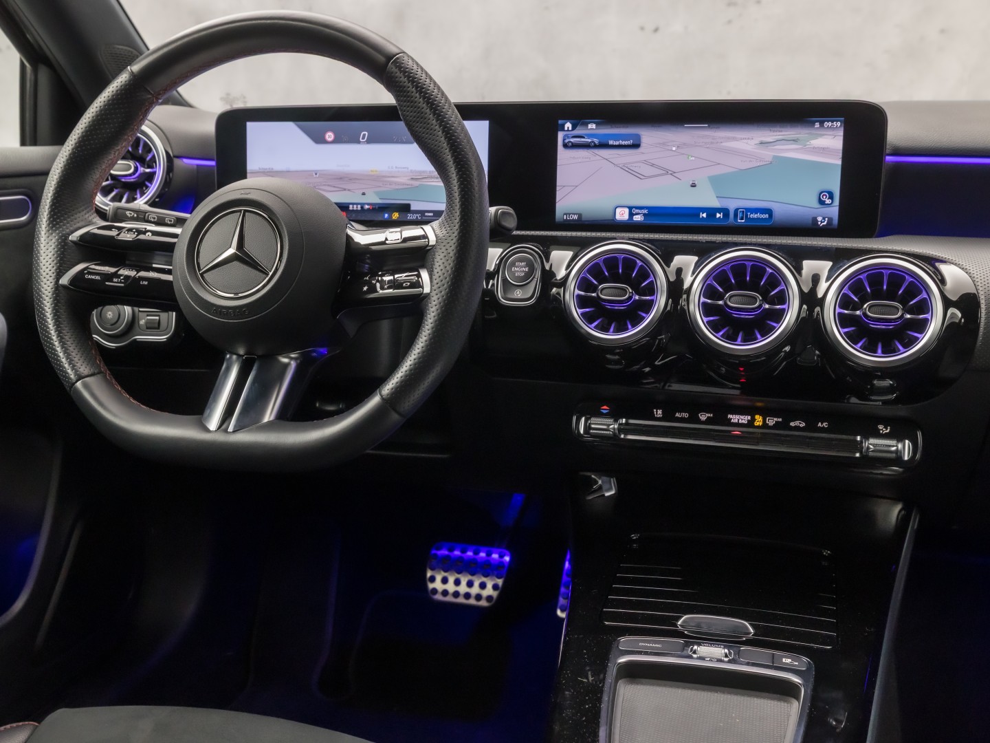 Mercedes-Benz A-Klasse 180 AMG Line Automaat (FABRIEKSGARANTIE, APPLE CARPLAY, GROOT NAVI, SFEERVERLICHTING, CAMERA, KUIPSTOELEN, STOELVERWARMING, GETINT GLAS, NIEUWSTAAT)