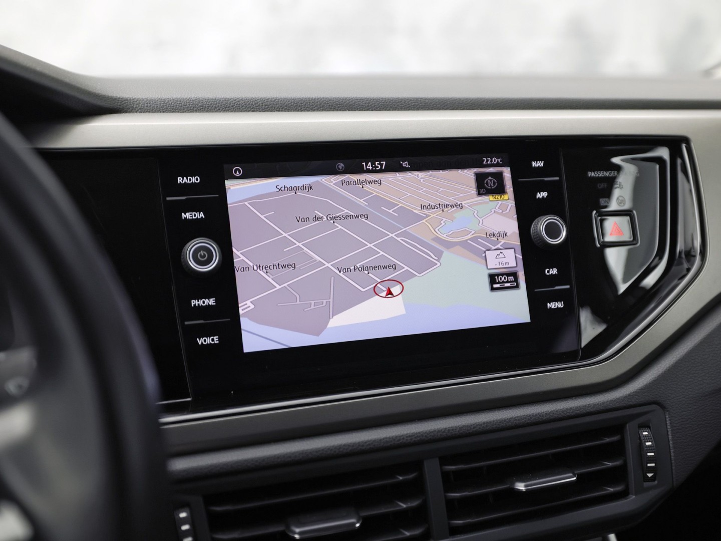 Volkswagen Polo 1.0 TSI Sportline Automaat (APPLE CARPLAY, GROOT NAVI, GETINT GLAS, ADAPTIVE CRUISE, SPORTSTOELEN, PARKEERSENSOREN, NIEUWE APK, NIEUWSTAAT)