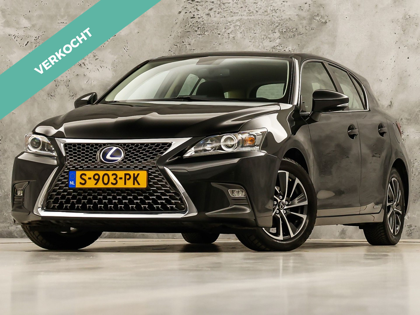 Lexus CT 200h Business Launch Edition Automaat (NAVIGATIE, CAMERA, ALCANTARA, SPORTSTOELEN, KEYLESS, ADAPTIVE CRUISE, NIEUWSTAAT)