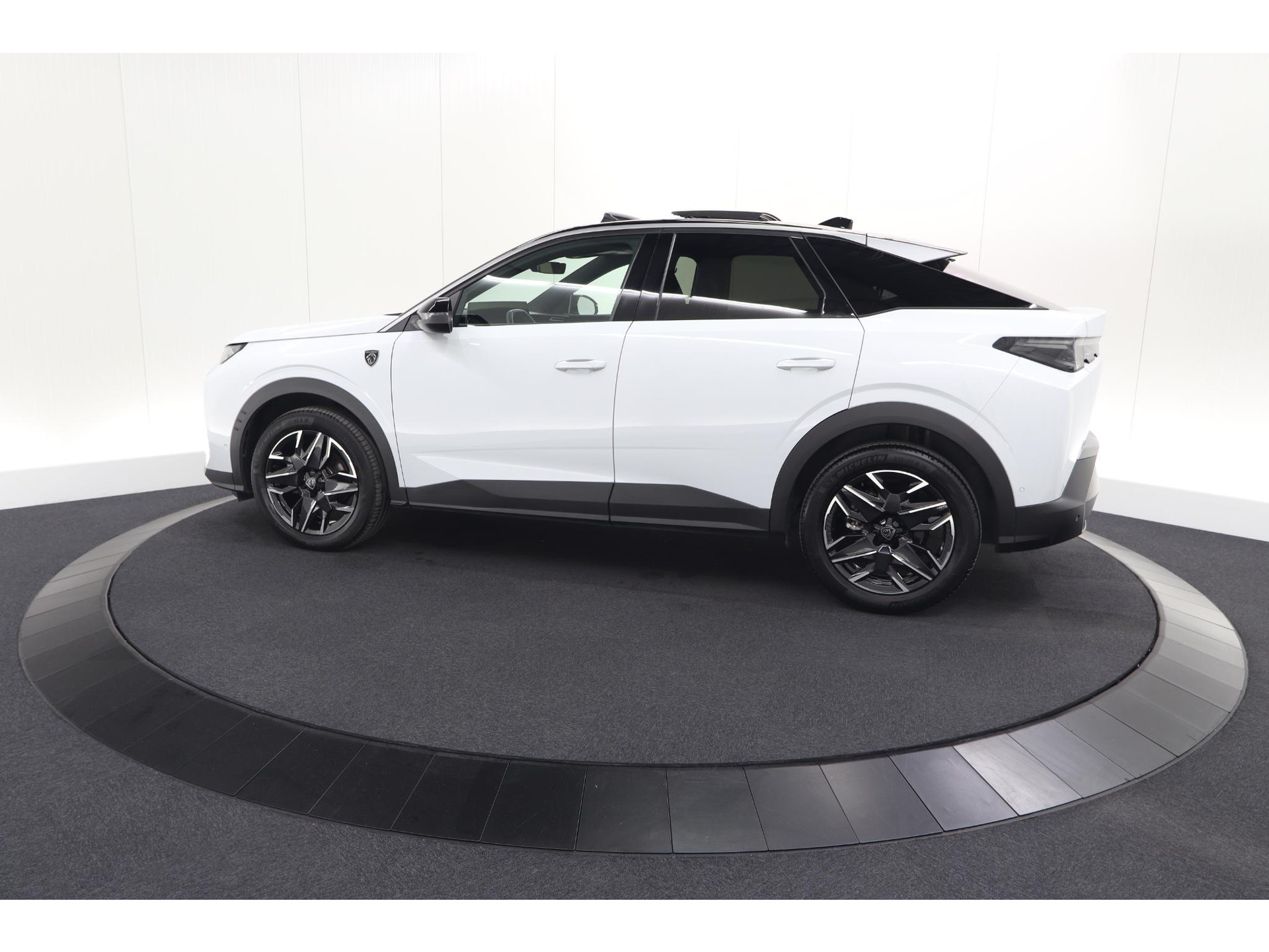 Peugeot 3008 1.2 Hybrid 136 GT | Panoramadak | FOCAL Audio | Alcantara Executive Pakket | 360 Camera | Adaptieve Cruise Control
