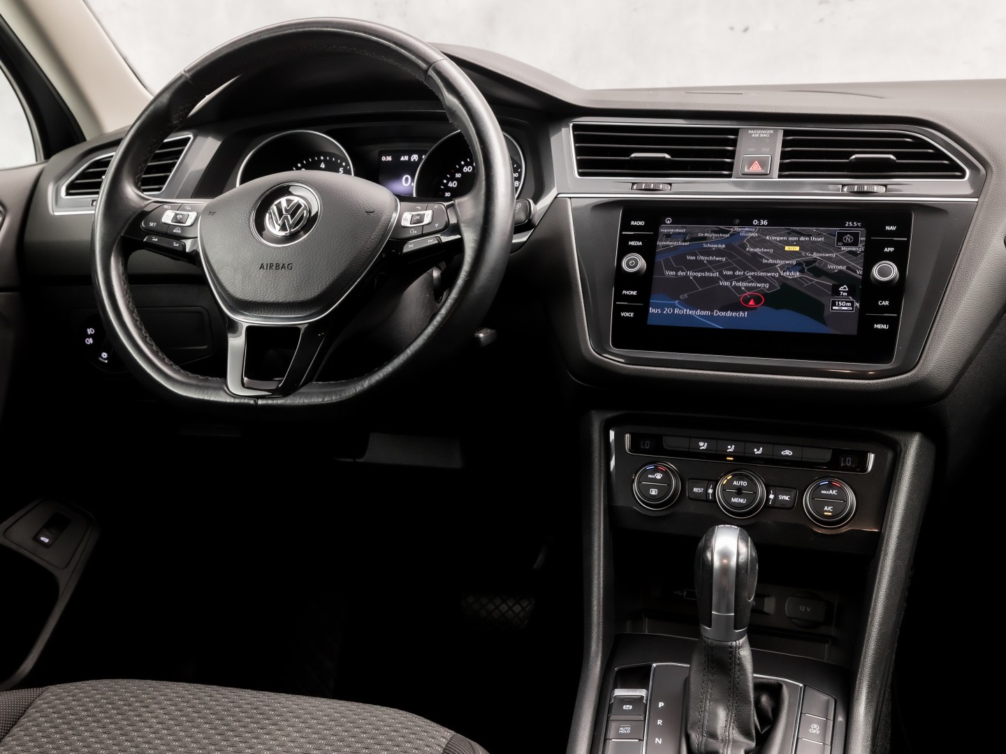 Volkswagen Tiguan Allspace 1.4 TSI Sportline 7 Persoons 150Pk Automaat (APPLE CARPLAY, GROOT NAVI, CLIMATE, GETINT GLAS, SPORTSTOELEN, PARKEERSENSOREN, ADAPTIVE CRUISE, NIEUWSTAAT)