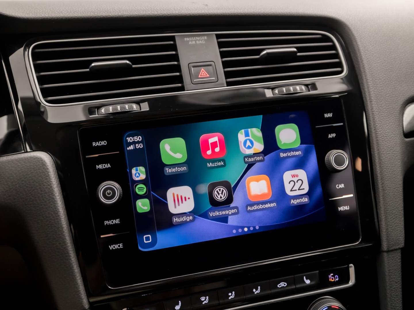 Volkswagen Golf 1.5 TSI 131PK Sportline (APPLE CARPLAY, GROOT NAVI, 4 CILINDER, CLIMATE, LED KOPLAMPEN, STOELVERWARMING, SPORTSTOELEN, GETINT GLAS, LM VELGEN, ADAPTIVE CRUISE, PARKEERSENSOREN, NIEUWSTAAT)