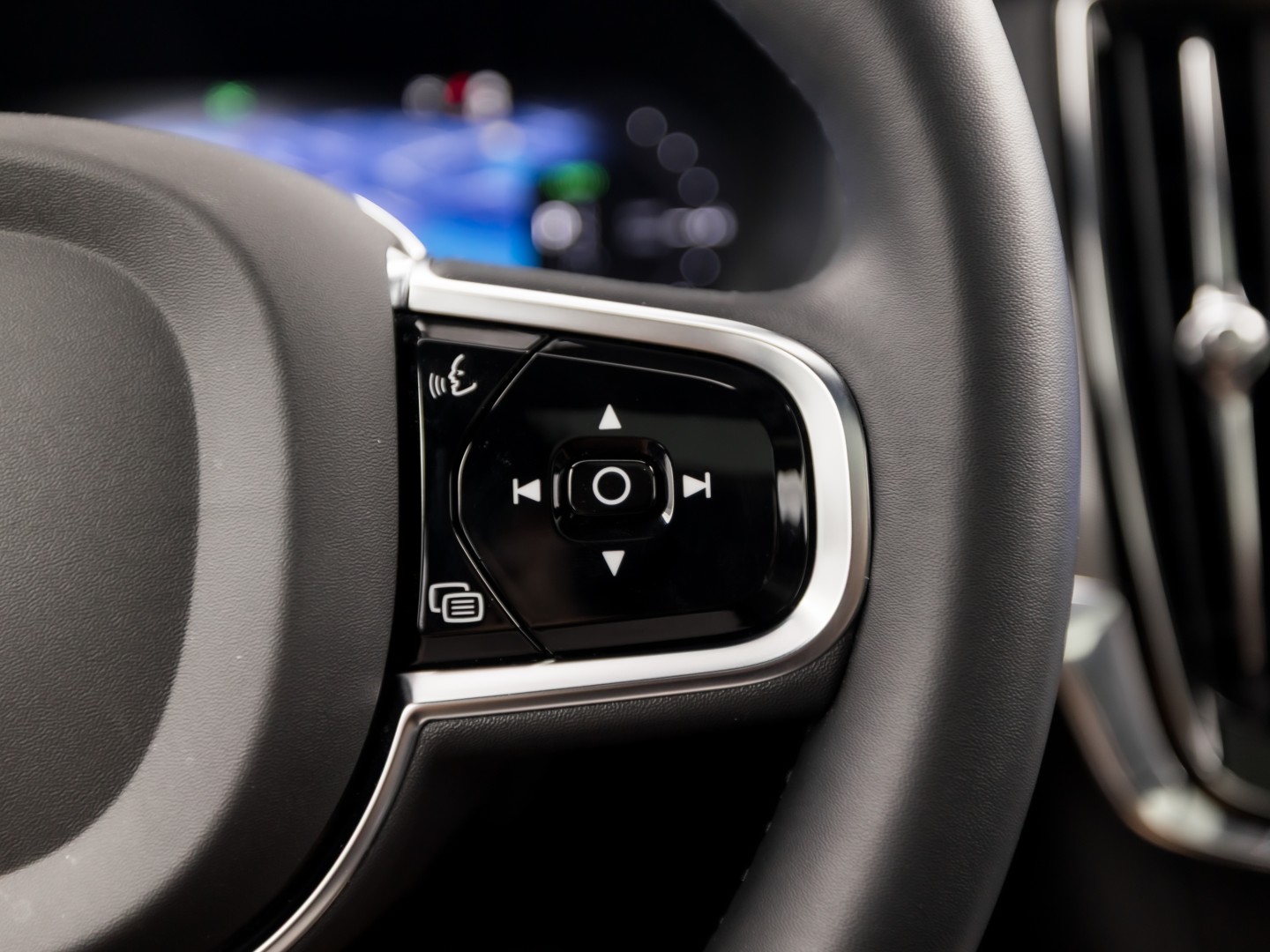 Volvo V90 2.0 T6 Plug-in hybrid AWD Ultimate Dark 350Pk Automaat (PANORAMADAK, HARMAN/KARDON, LUCHTVERING, MEMORY SEATS, 360 CAMERA, HEAD-UP DISPLAY, STUUR/STOELVERWARMING, ZWART HEMEL, NIEUWSTAAT)