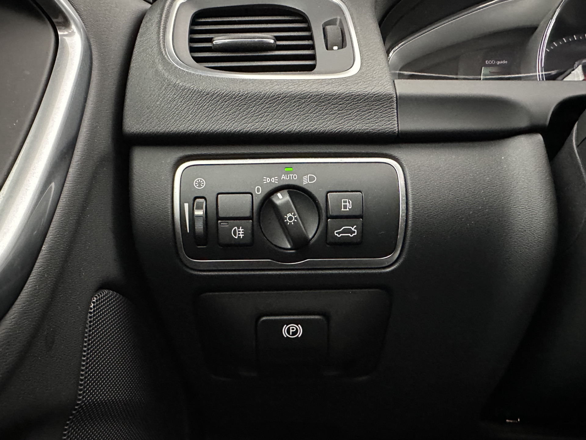 Volvo V60 2.4 D5 Twin Engine Special Edition Aut. *PANO | LEATHER | BI-XENON | BLINDSPOT | MEMORY-PACK | NAVI-FULLMAP | HEATED-SPORTSEATS | CAMERA | PERFORMANCE-AUDIO | TOWBAR | 18''ALU*