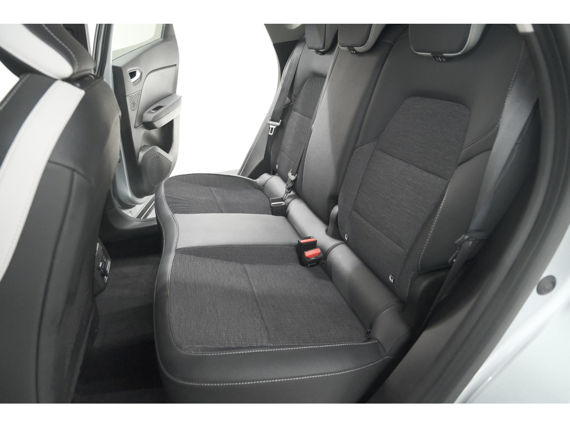 Renault Captur Mild Hybrid 140 EDC Techno | Camera | 9.3 Inch Groot Scherm | Stoelverwarming | Apple Carplay