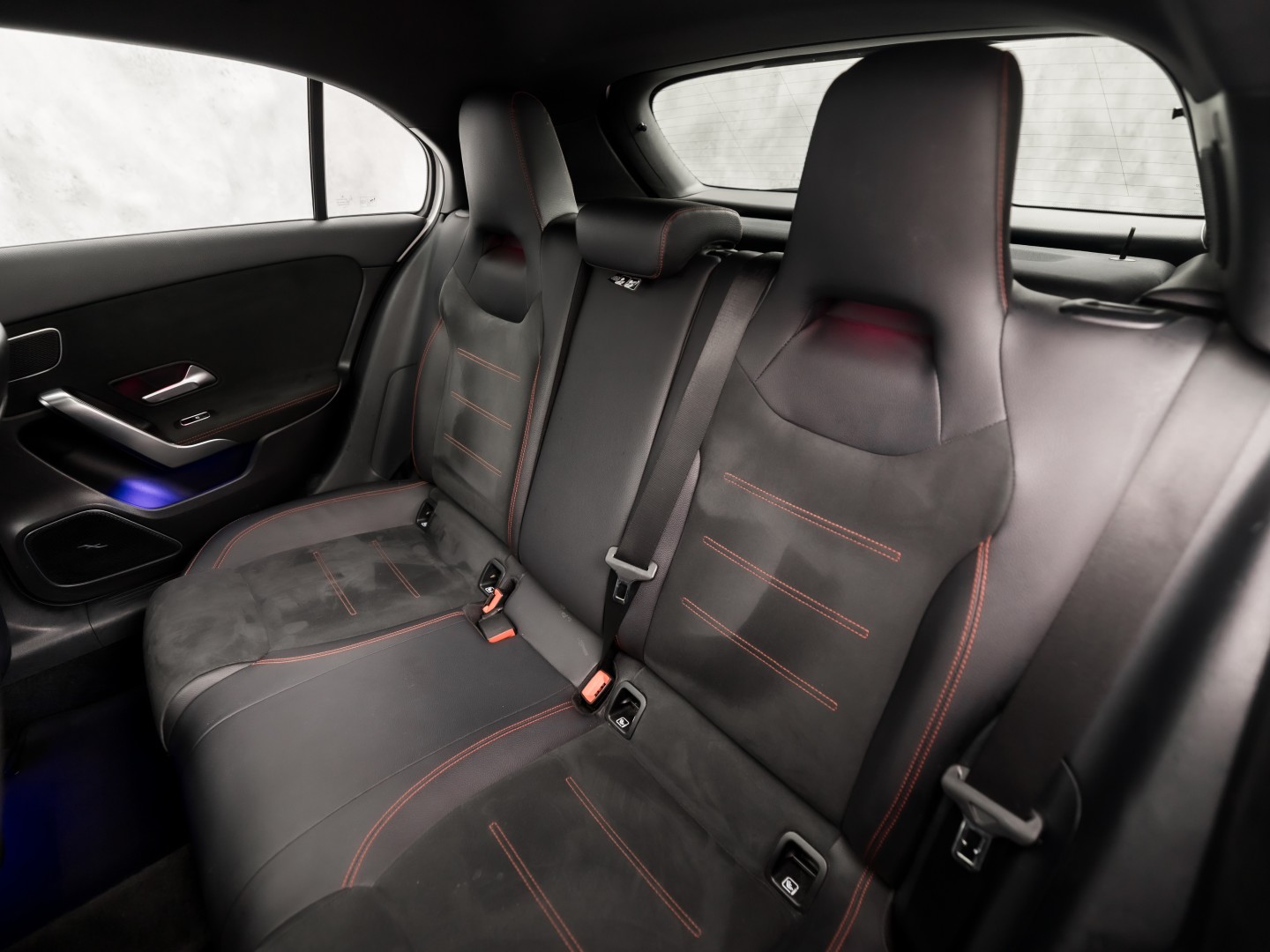 Mercedes-Benz A-Klasse 250 AMG Sport 224Pk Automaat (PANORAMADAK, MEMORY SEATS, 360 CAMERA, BURMESTER, GROOT NAVI, SFEERVERLICHTING, WIDESCREEN, ADAPTIVE CRUISE, NIEUWSTAAT)