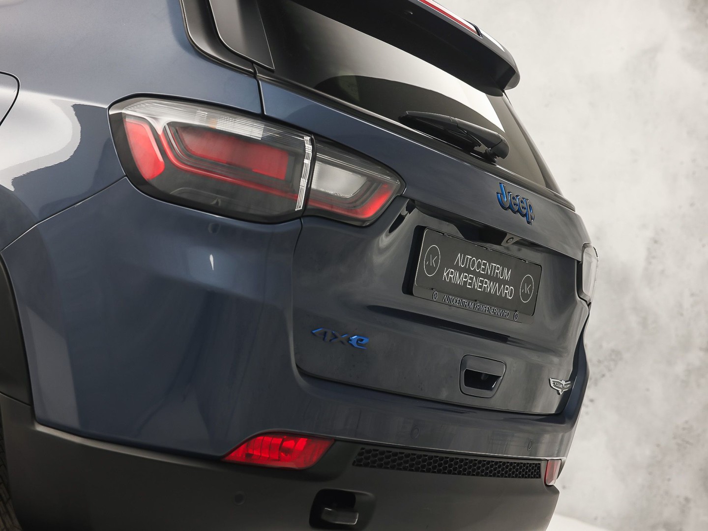 Jeep Compass 4xe 240 Plug-in Hybrid Electric Trailhawk 240Pk Automaat (PANORAMADAK, VIRTUAL COCKPIT, APPLE CARPLAY, GROOT NAVI, CAMERA, SPORTSTOELEN, GETINT GLAS, ADAPTIVE CRUISE, NIEUWSTAAT)