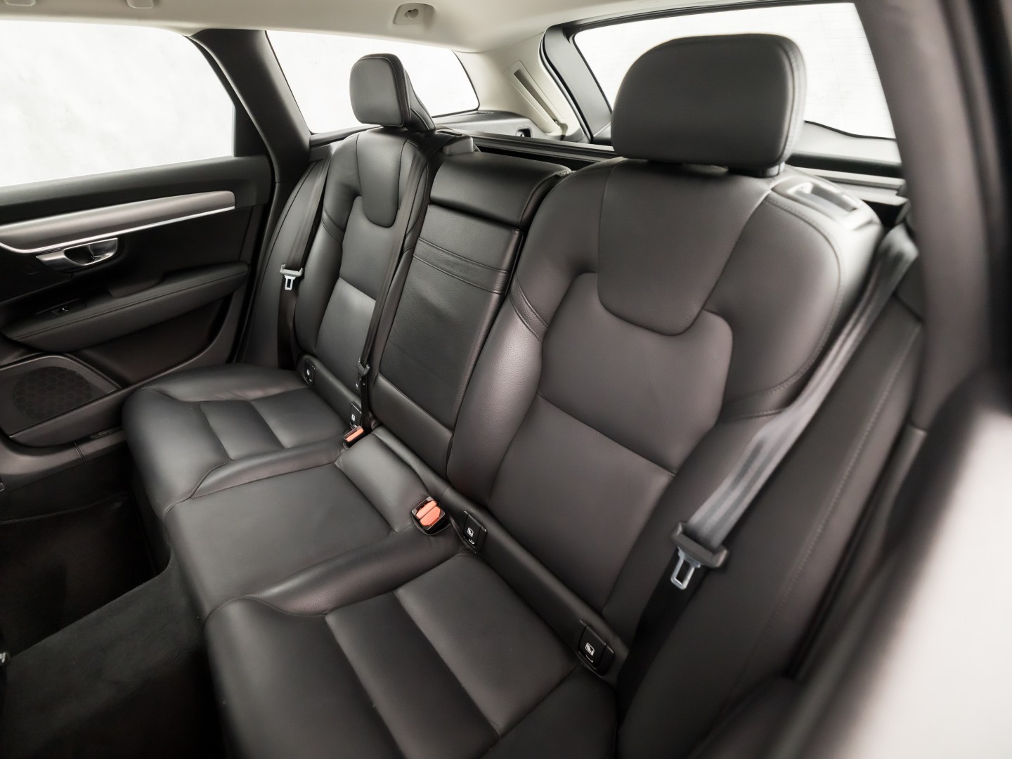 Volvo V90 2.0 T4 Momentum Sport 190Pk Automaat (APPLE CARPLAY, GROOT NAVI, LEDER, GETINT GLAS, STOELVERWARMING ACHTER, MEMORY SEATS, ELEK ACHTERKLEP, NIEUWE APK, NIEUWSTAAT)