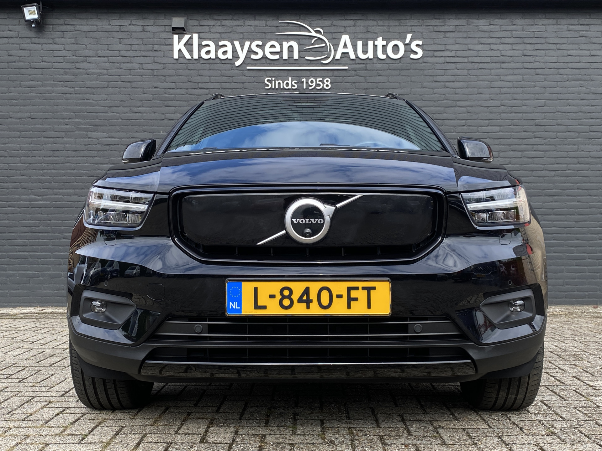 Volvo XC40 Recharge P8 AWD R-Design 408 pk | 1e eigenaar | dealer onderh. | panoramadak | trekhaak | 360 camera | stoelverw.