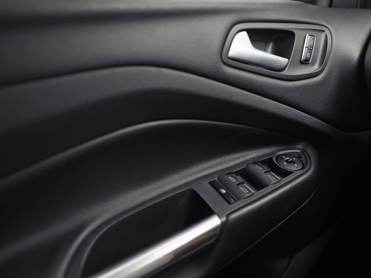 Ford Kuga 1.5 Titanium Sport 150Pk (NAVIGATIE, CLIMATE, STOELVERWARMING, TREKHAAK, GETINT GLAS, SPORTSTOELEN, PARKEERSENSOREN, CRUISE, NIEUWSTAAT)