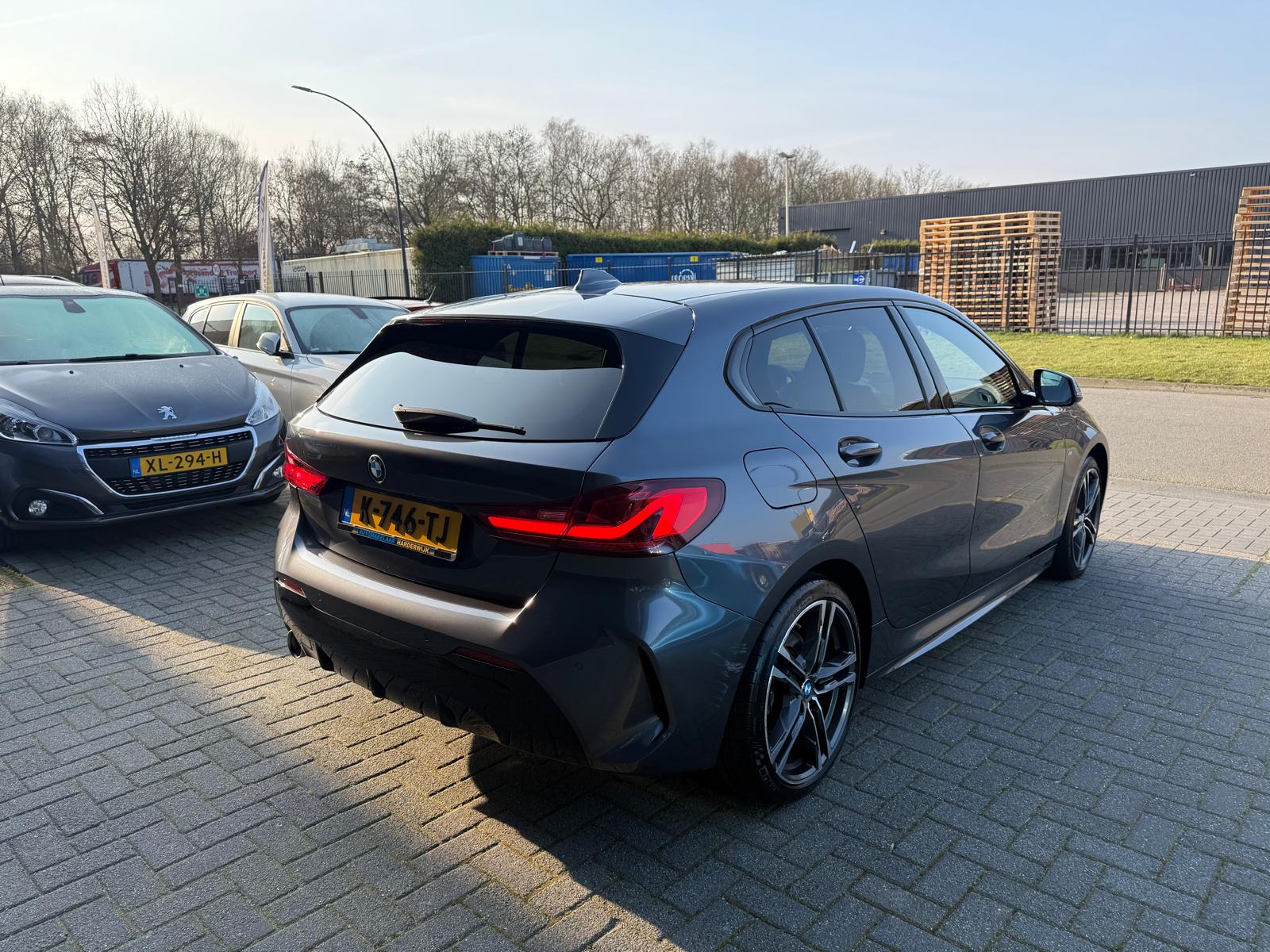 BMW 1-serie 116d Executive | 1E EIGENAAR | 3/6/12MND GARANTIE | AUTOMAAT | LED | CARPLAY | SFEERVERLICHTING | CRUISE | AIRCO |