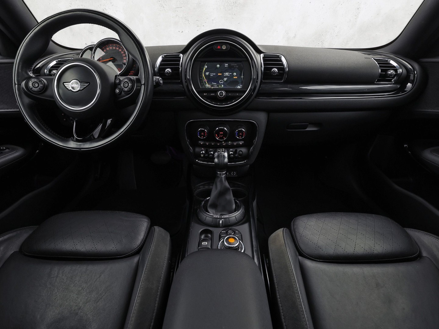 MINI Clubman 1.5 Chili Black Sport Automaat (PANORAMADAK, NAVIGATIE, LEDEREN SPORTSTOELEN, STOELVERWARMING, CRUISE, CLIMATE, ZWART HEMEL, NIEUWE APK)